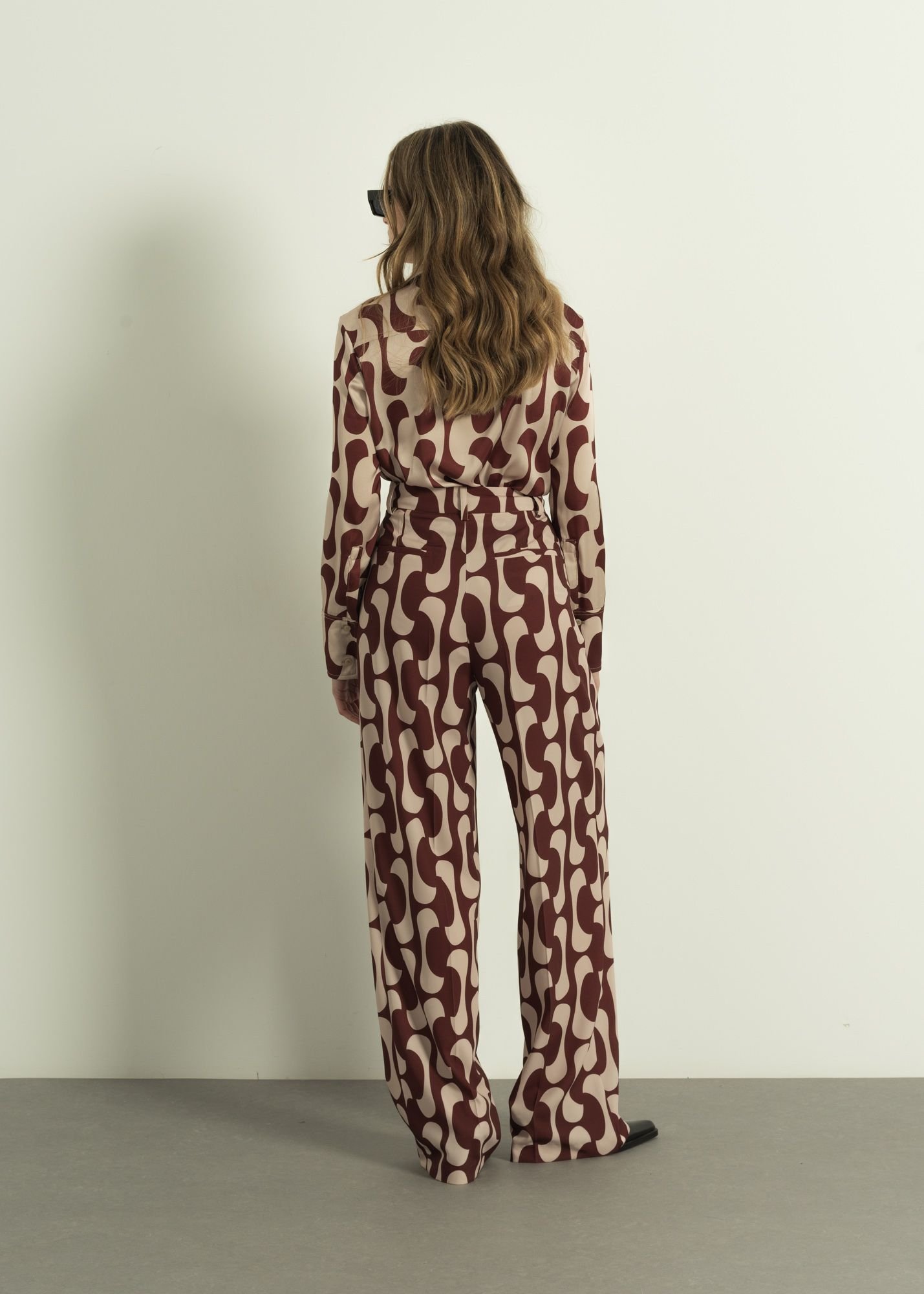 Pantalón burdeos estampado - Imagen 5