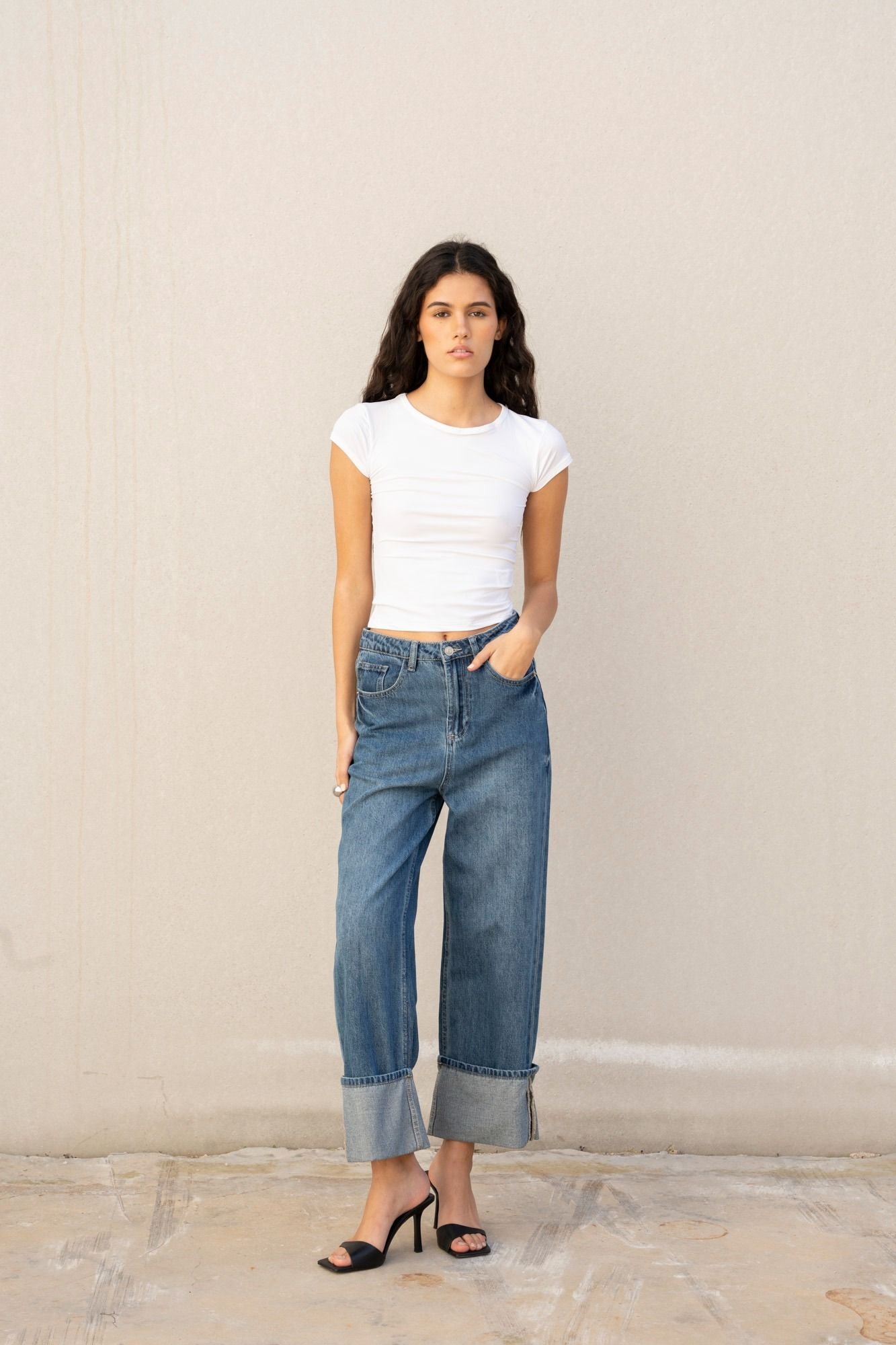 Pantalón vaquero de pierna ancha con dobladillo de Emarola