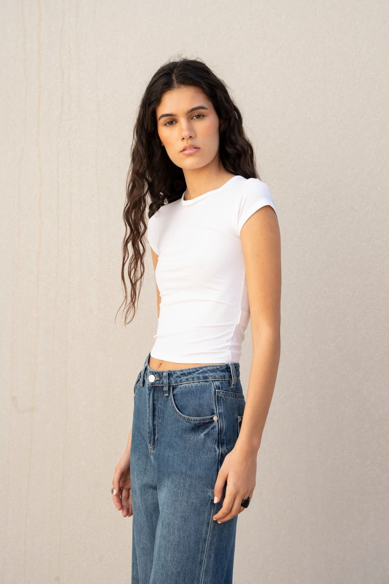 Pantalón vaquero de pierna ancha con dobladillo de Emarola - Imagen 2