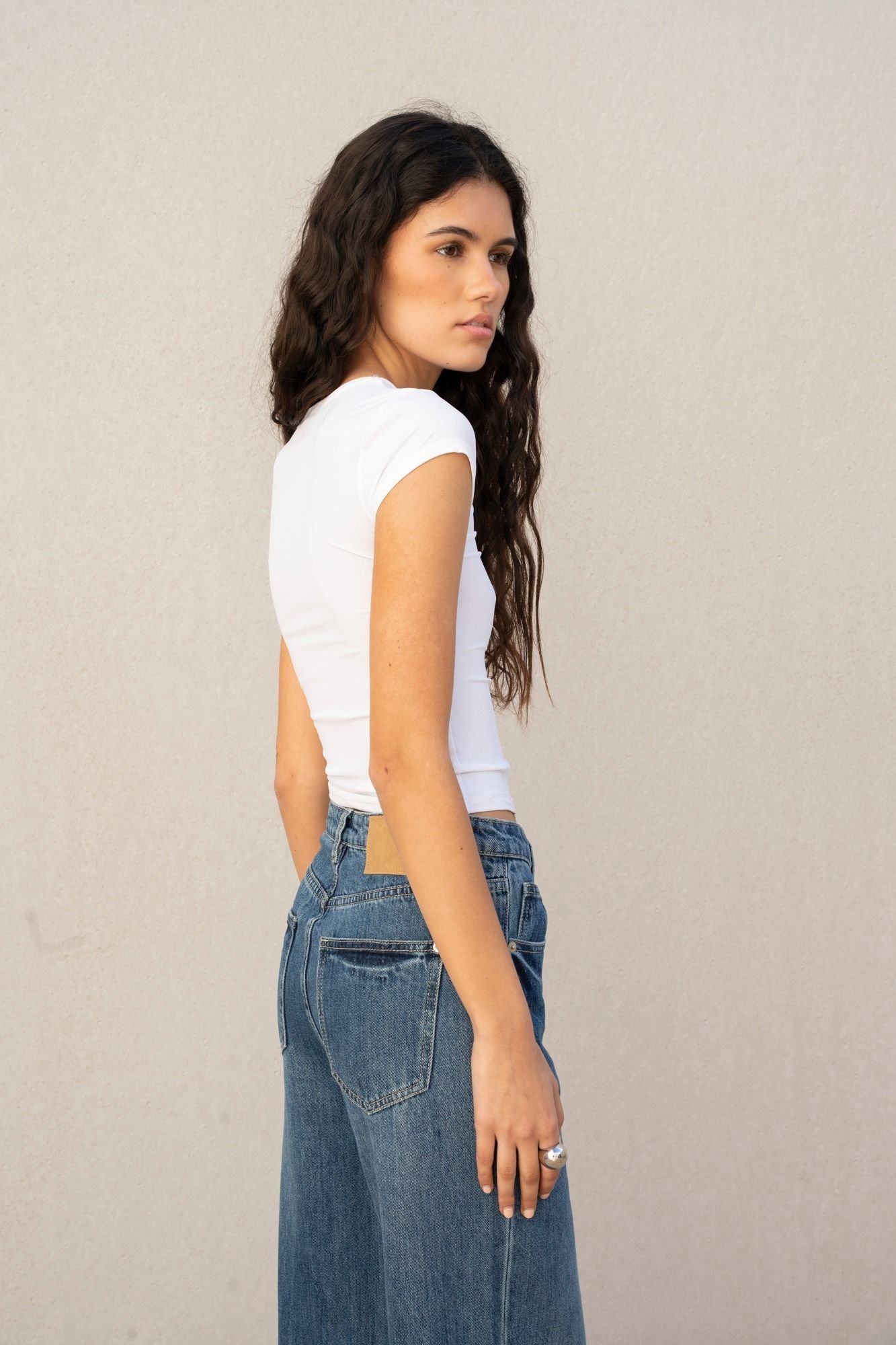 Pantalón vaquero de pierna ancha con dobladillo de Emarola - Imagen 3