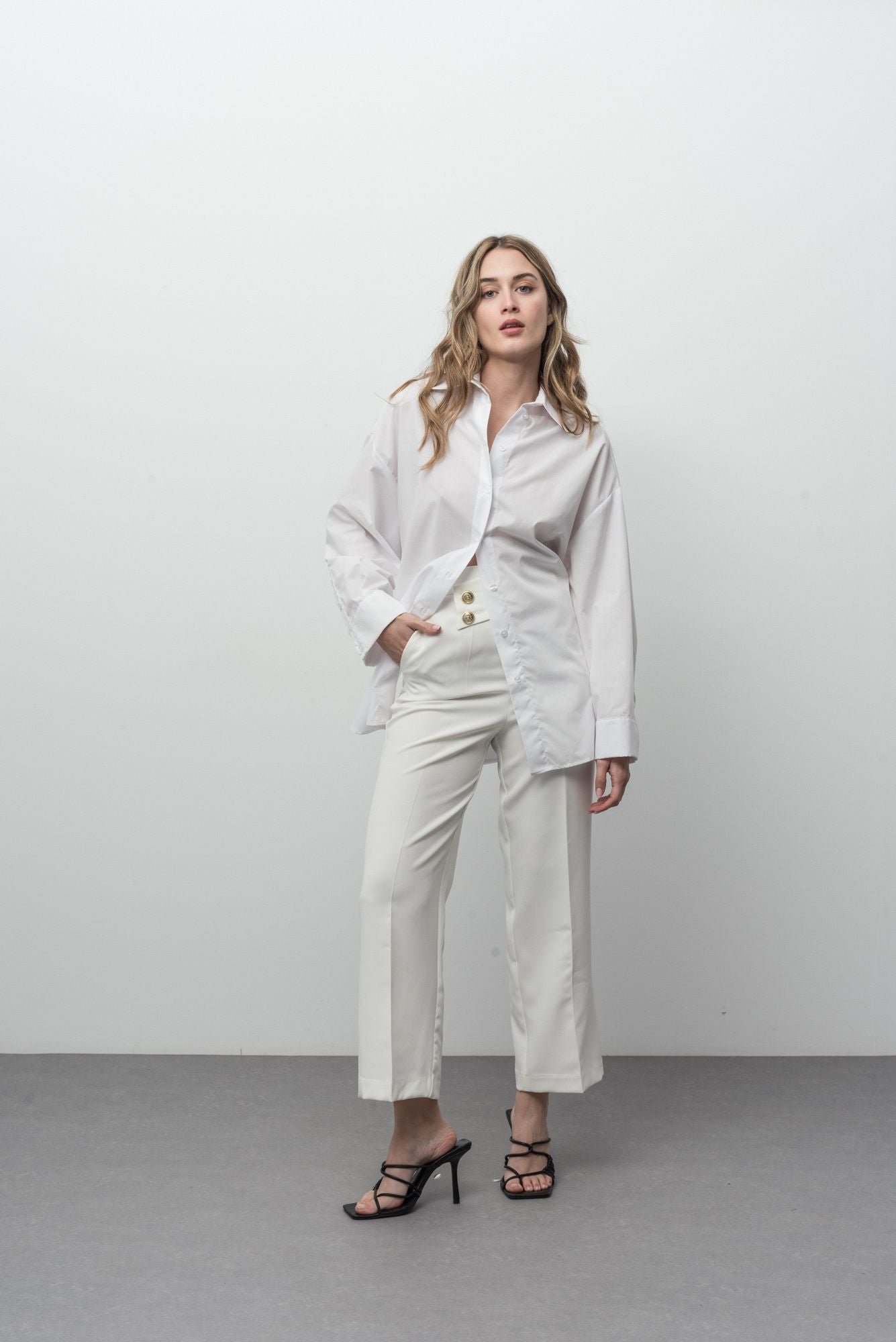Pantalón trabilla botones dorados de Emarola