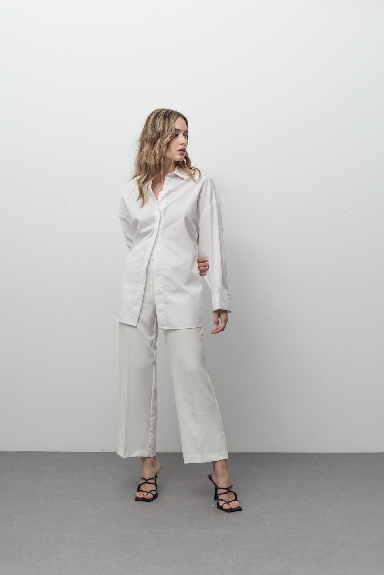 Pantalón trabilla botones dorados de Emarola - Imagen 3