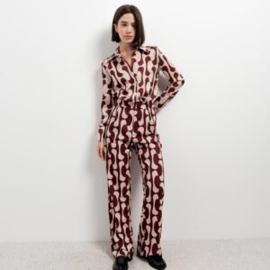 Pantalón burdeos estampado