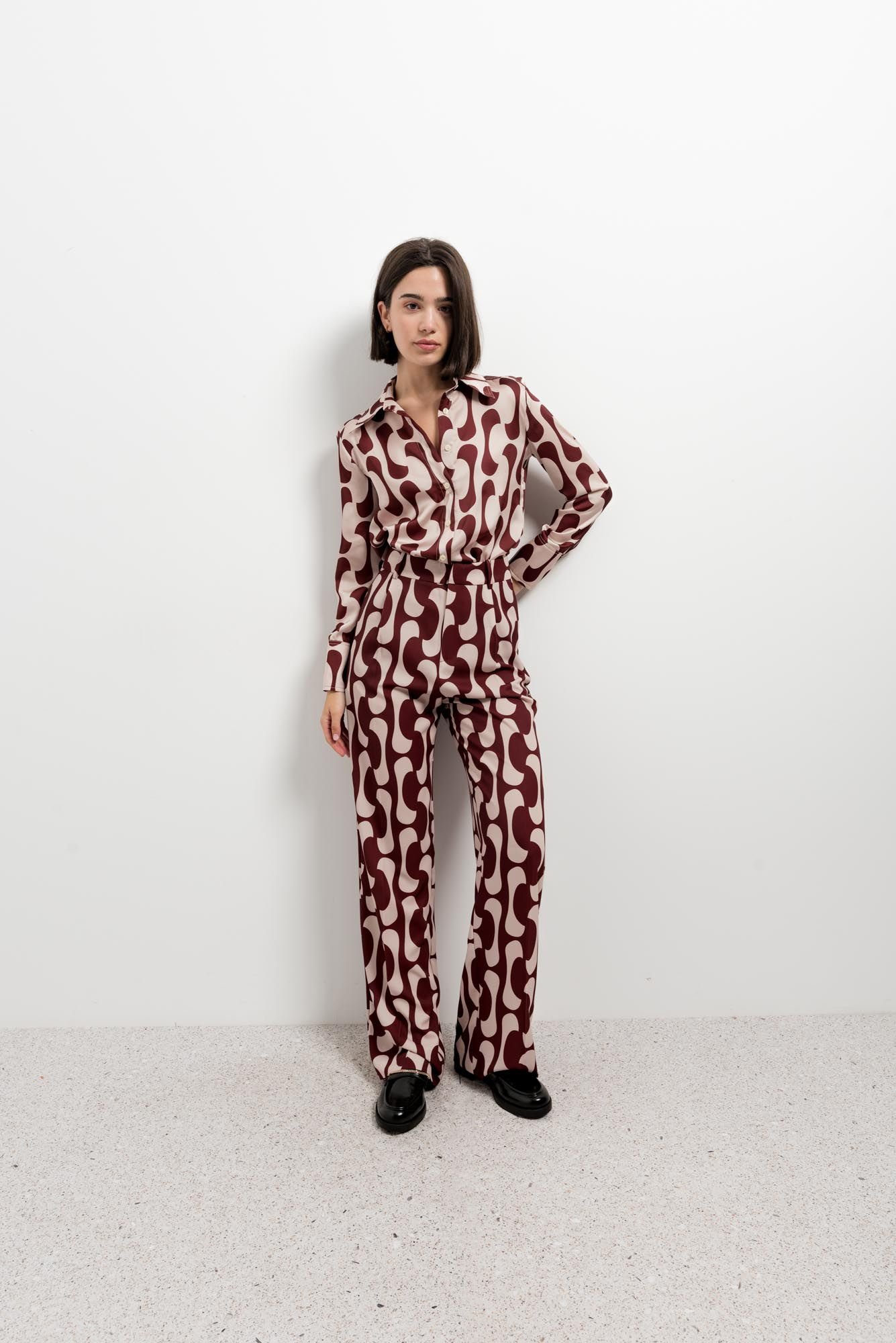 Pantalón burdeos estampado