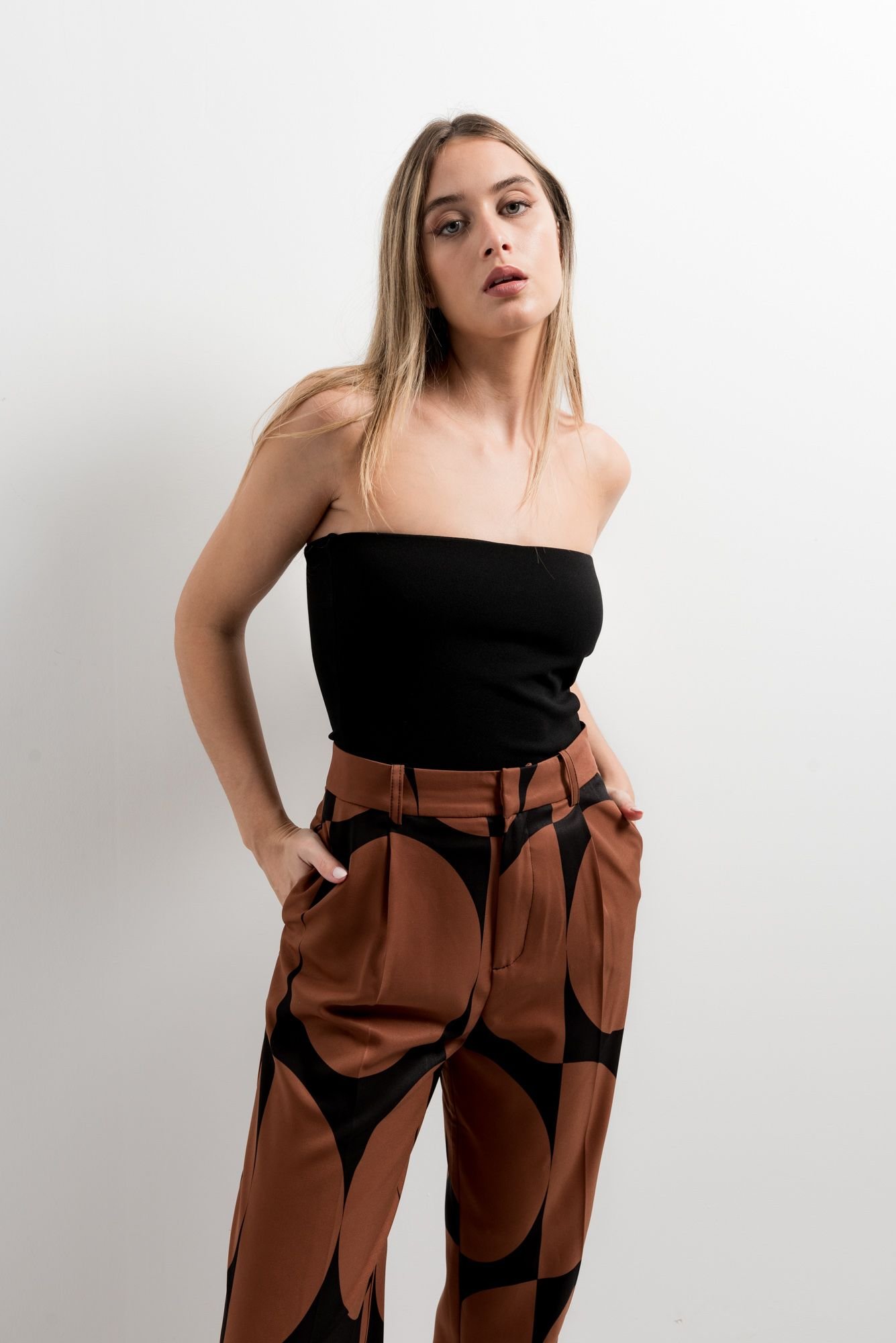 Pantalón negro estampado geométrico de Emarola