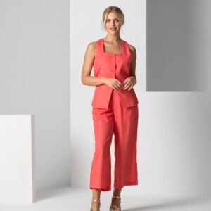 Conjunto de chaleco con tirantes anchos abotonado y pantalón tobillero muy ligero y cómodo