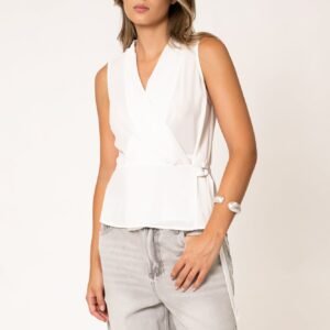 Blusa cruzada con hebilla