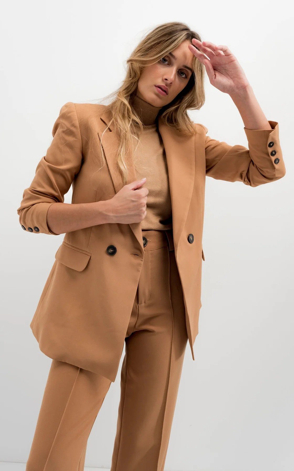 Pantalón beige costura delantera
