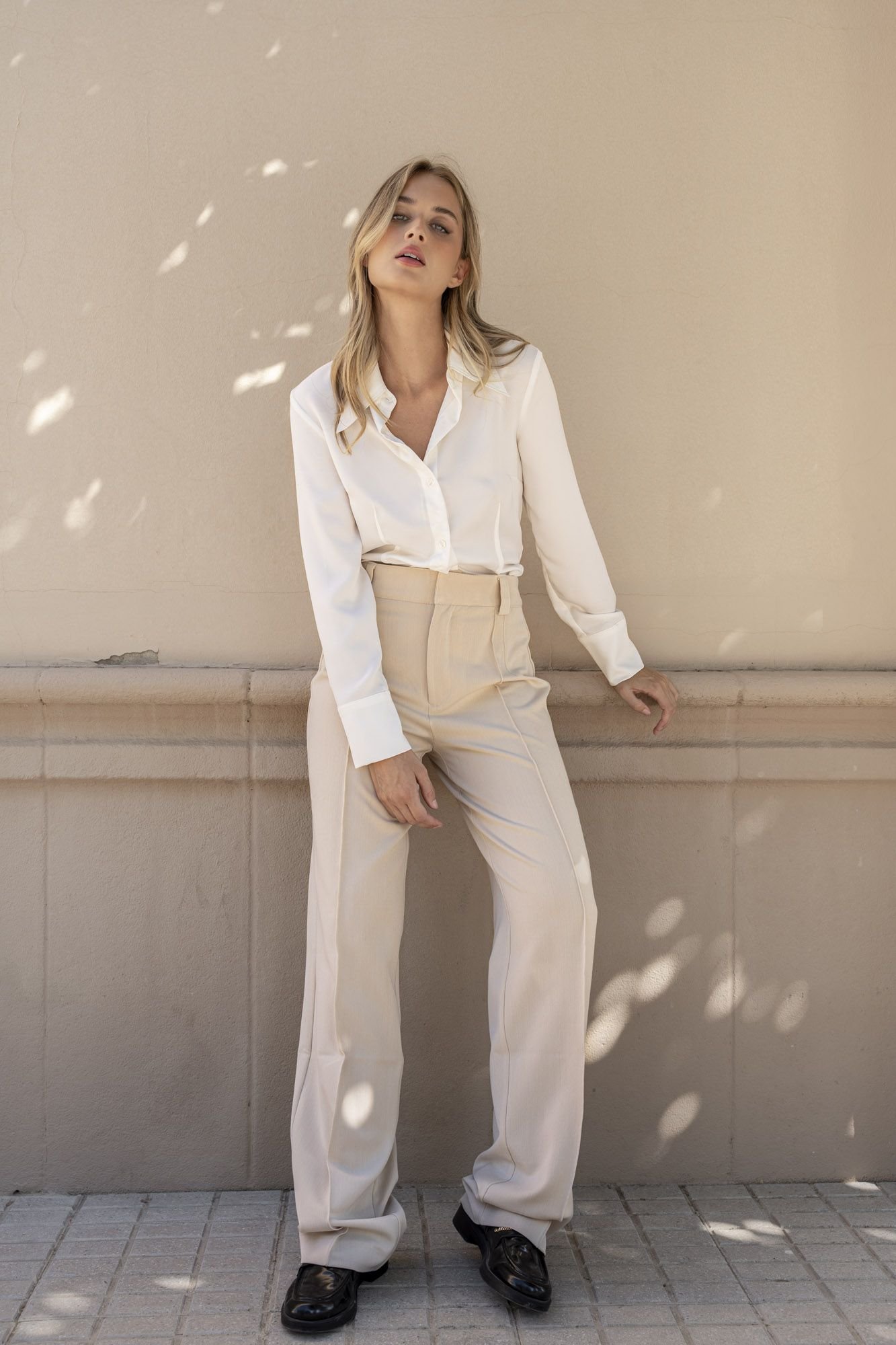 Pantalón beige tiro alto de Emarola