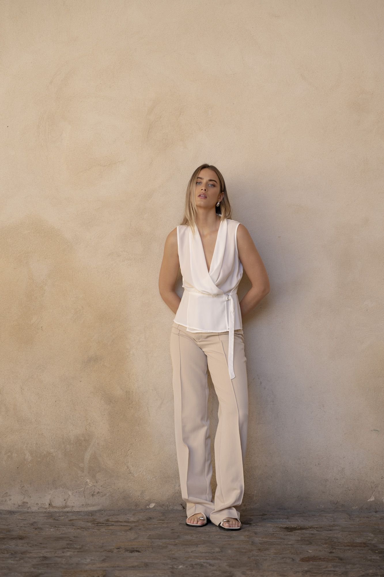 Pantalón beige tiro alto de Emarola - Imagen 2