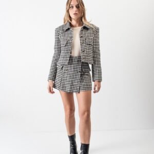 Short con sobrefalda color negro