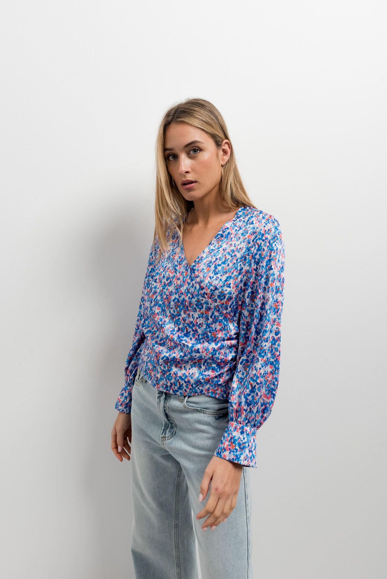 Blusa color azul cruzada estampada - Imagen 2