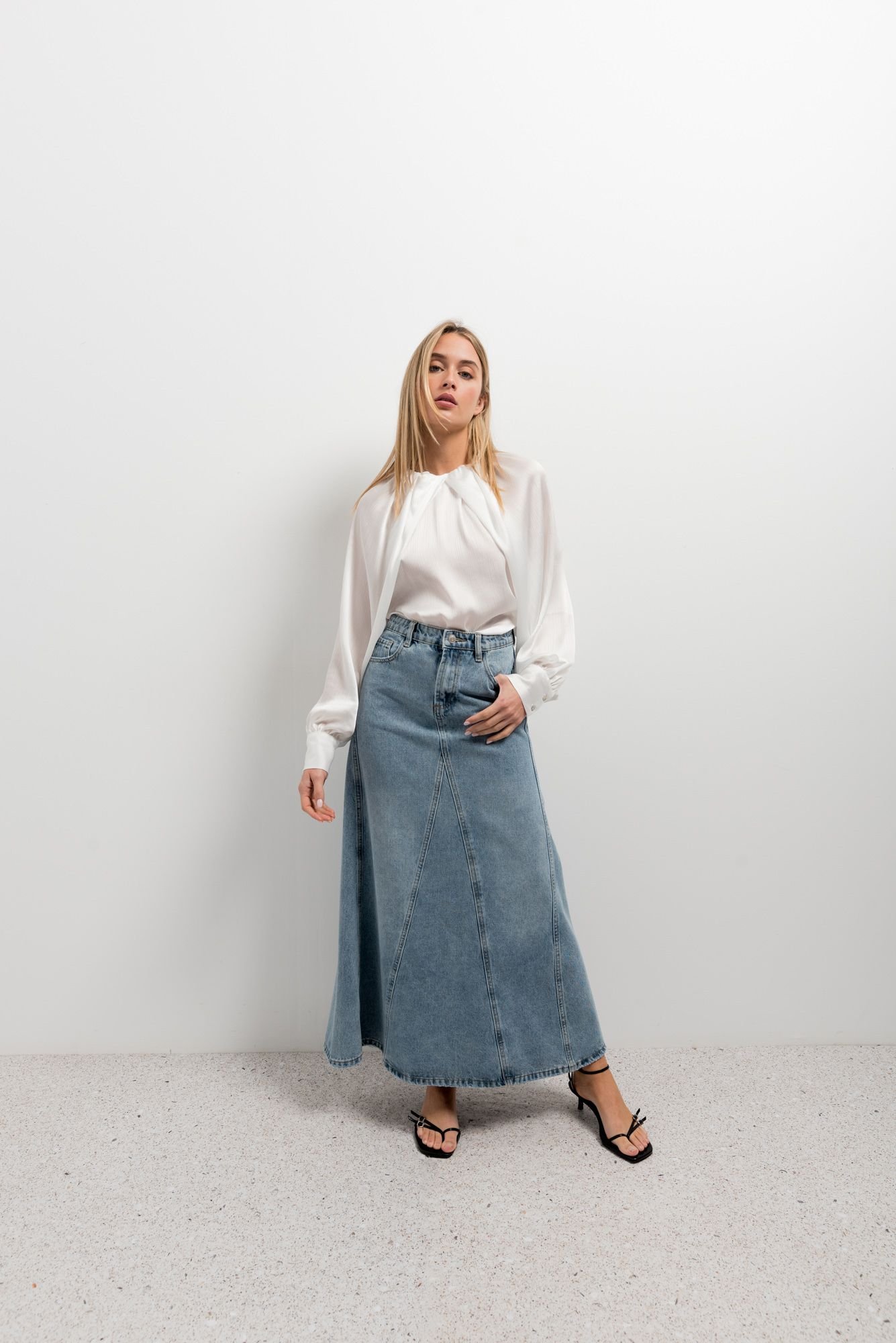 Blusa satinada color crudo - Imagen 8