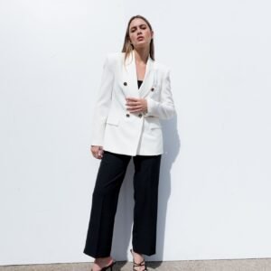 Blazer entallada cruzada color crudo