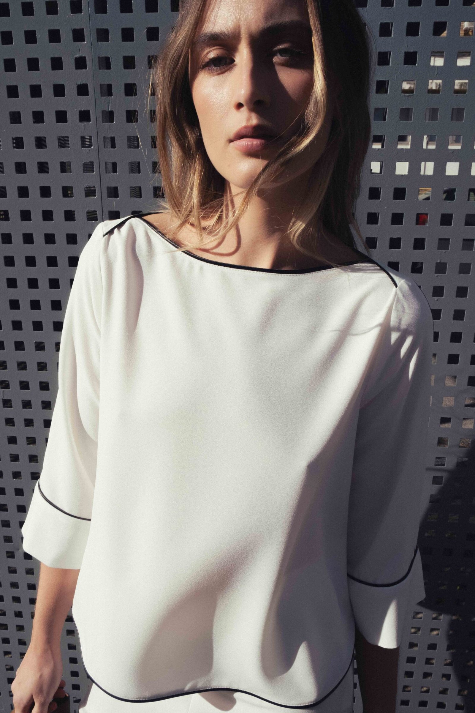 Blusa vivos contraste color crudo