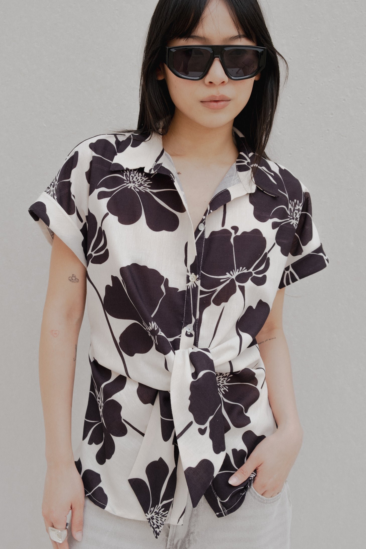 Camisa nudo beige estampada - Imagen 3