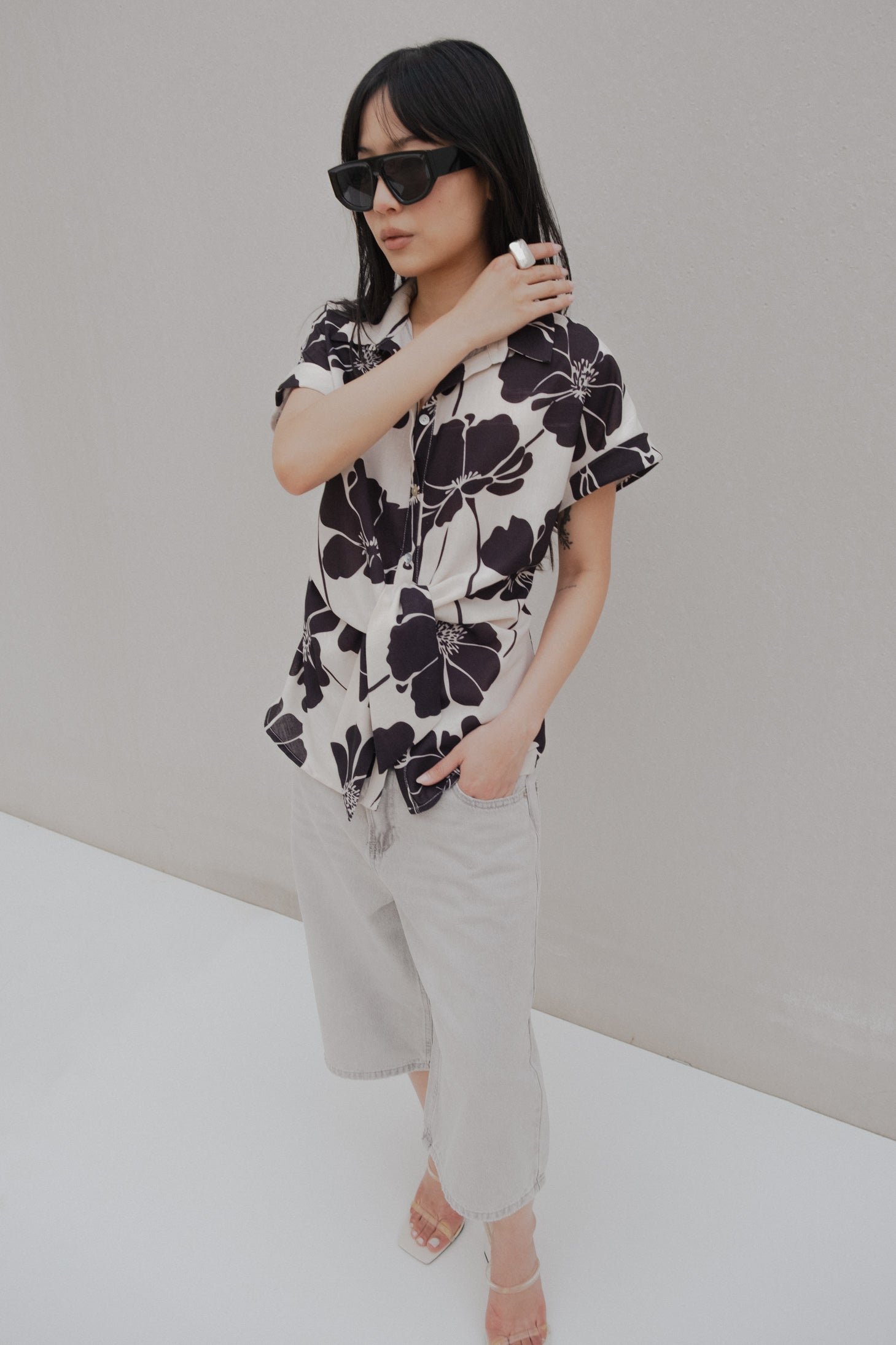 Camisa nudo beige estampada - Imagen 4