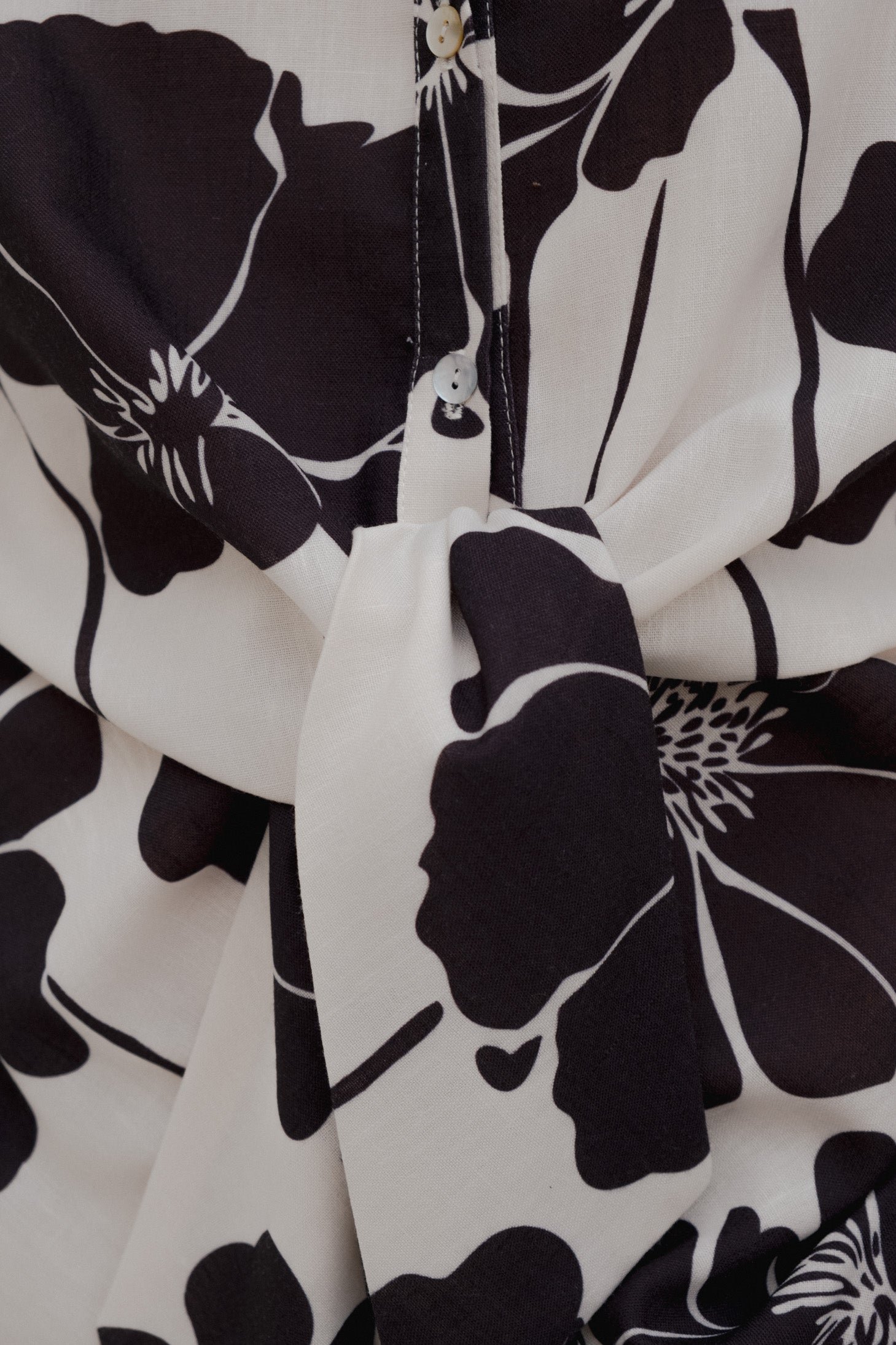 Camisa nudo beige estampada - Imagen 5
