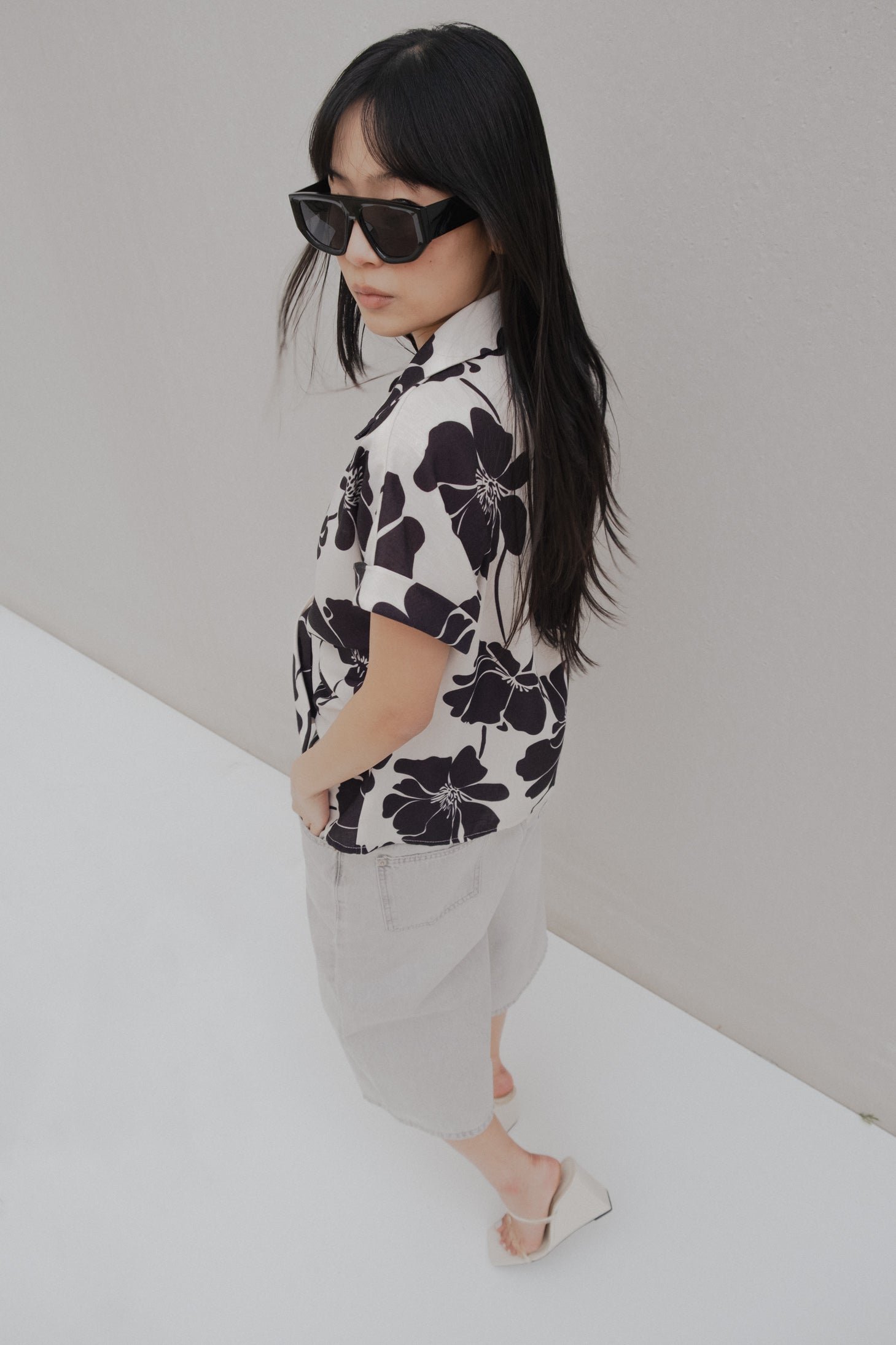 Camisa nudo beige estampada - Imagen 6