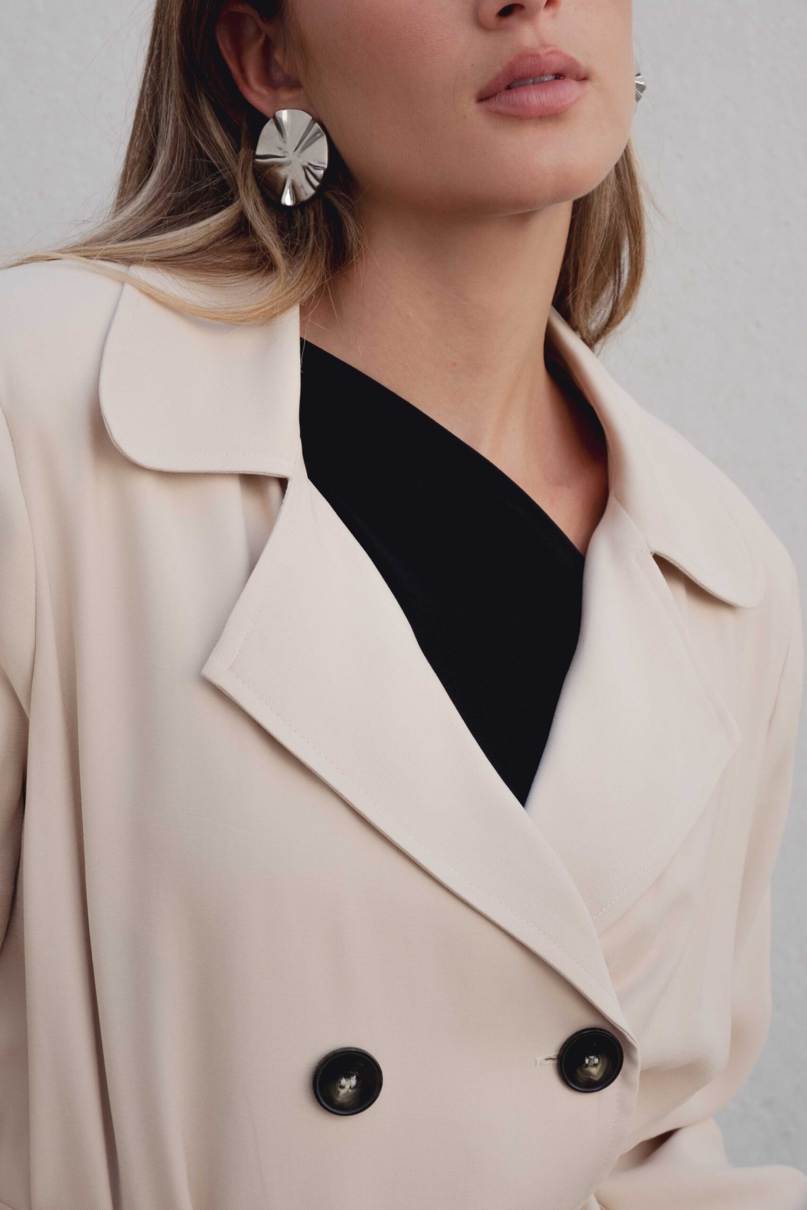 Trench fluido color beige - Imagen 5