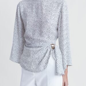 Blusa color crudo aplique dorado