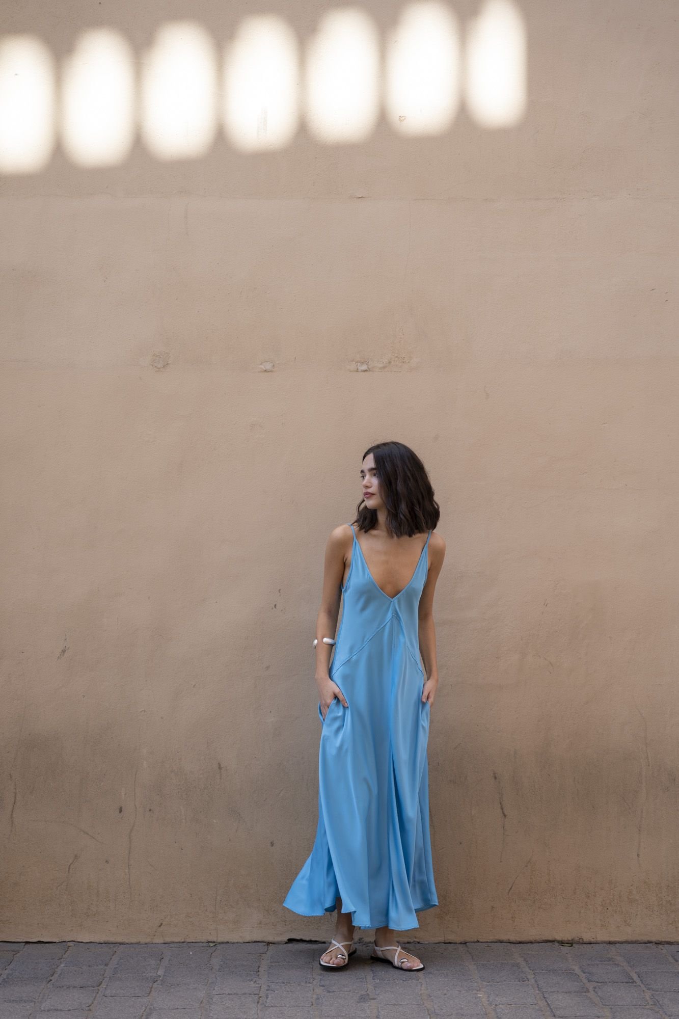 Vestido midi con tirantes