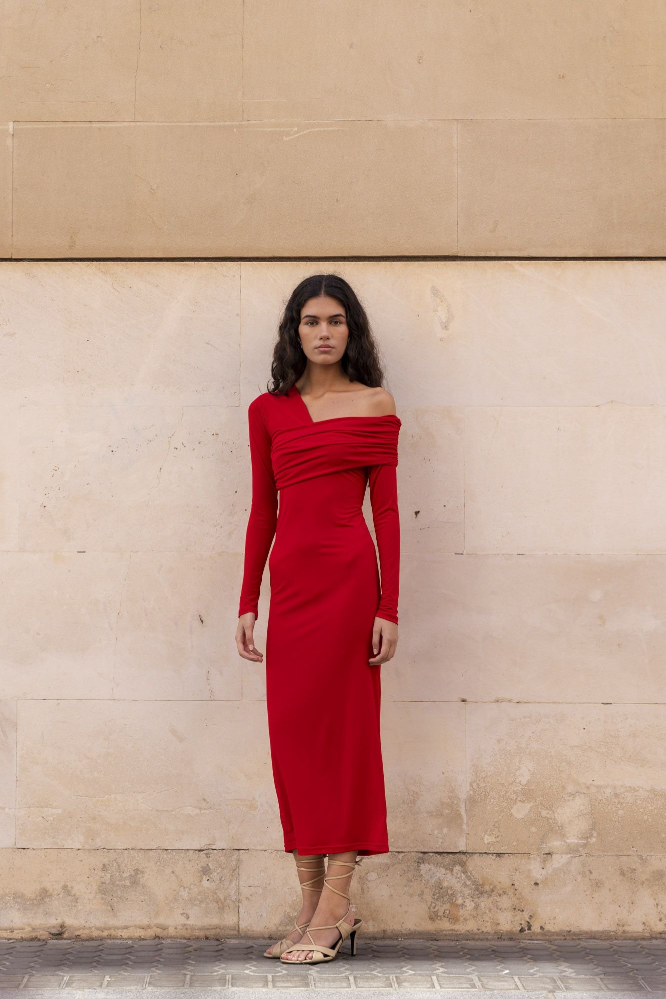 Vestido midi asimétrico rojo - Imagen 2