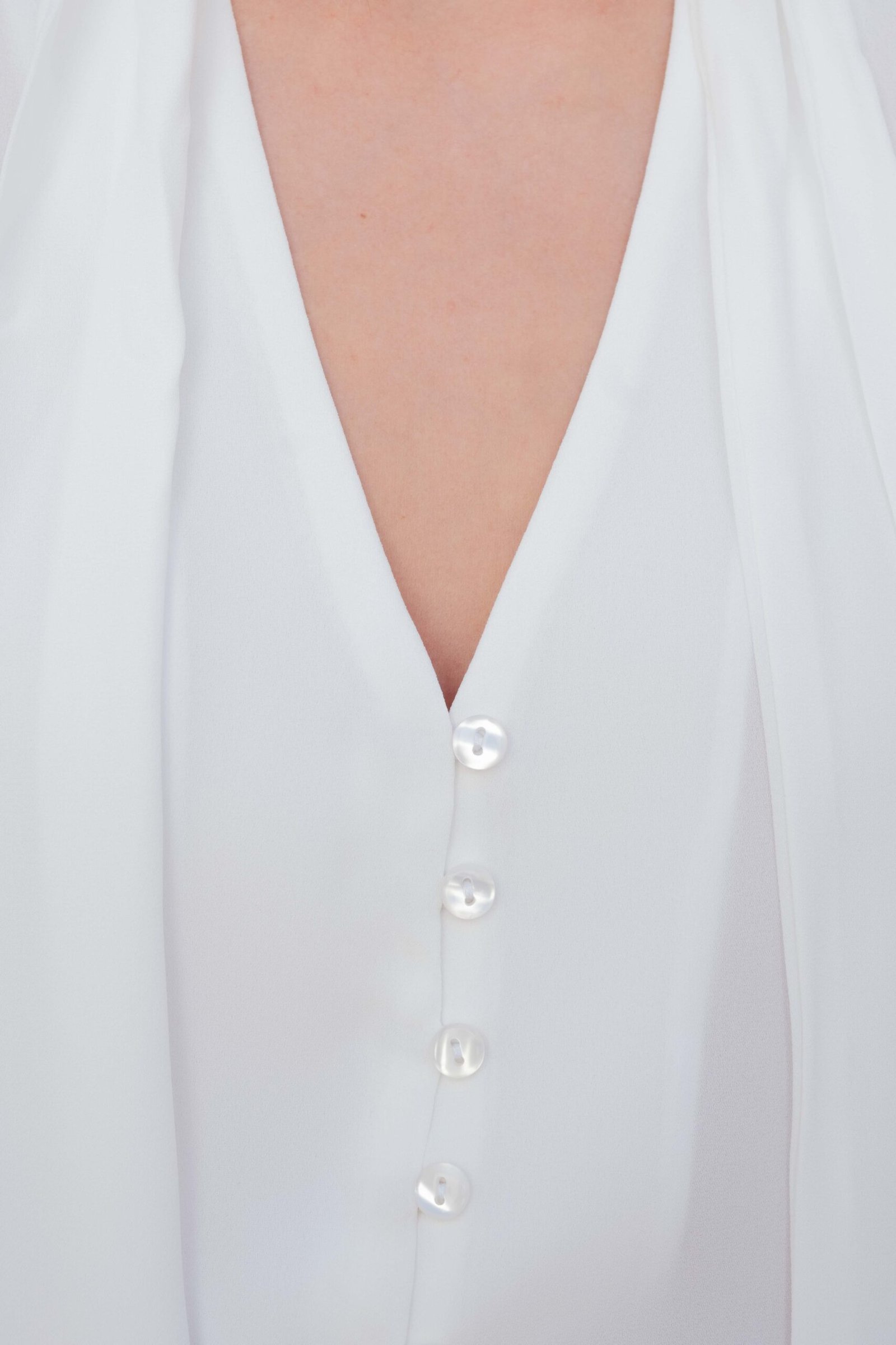 Blusa fluida color crudo - Imagen 4