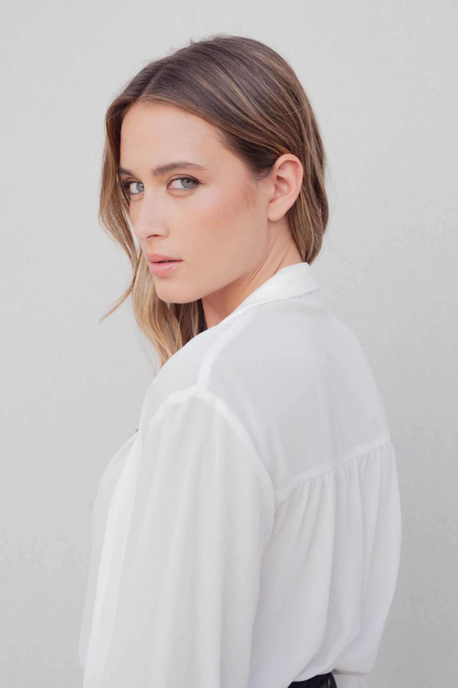 Blusa fluida color crudo - Imagen 3