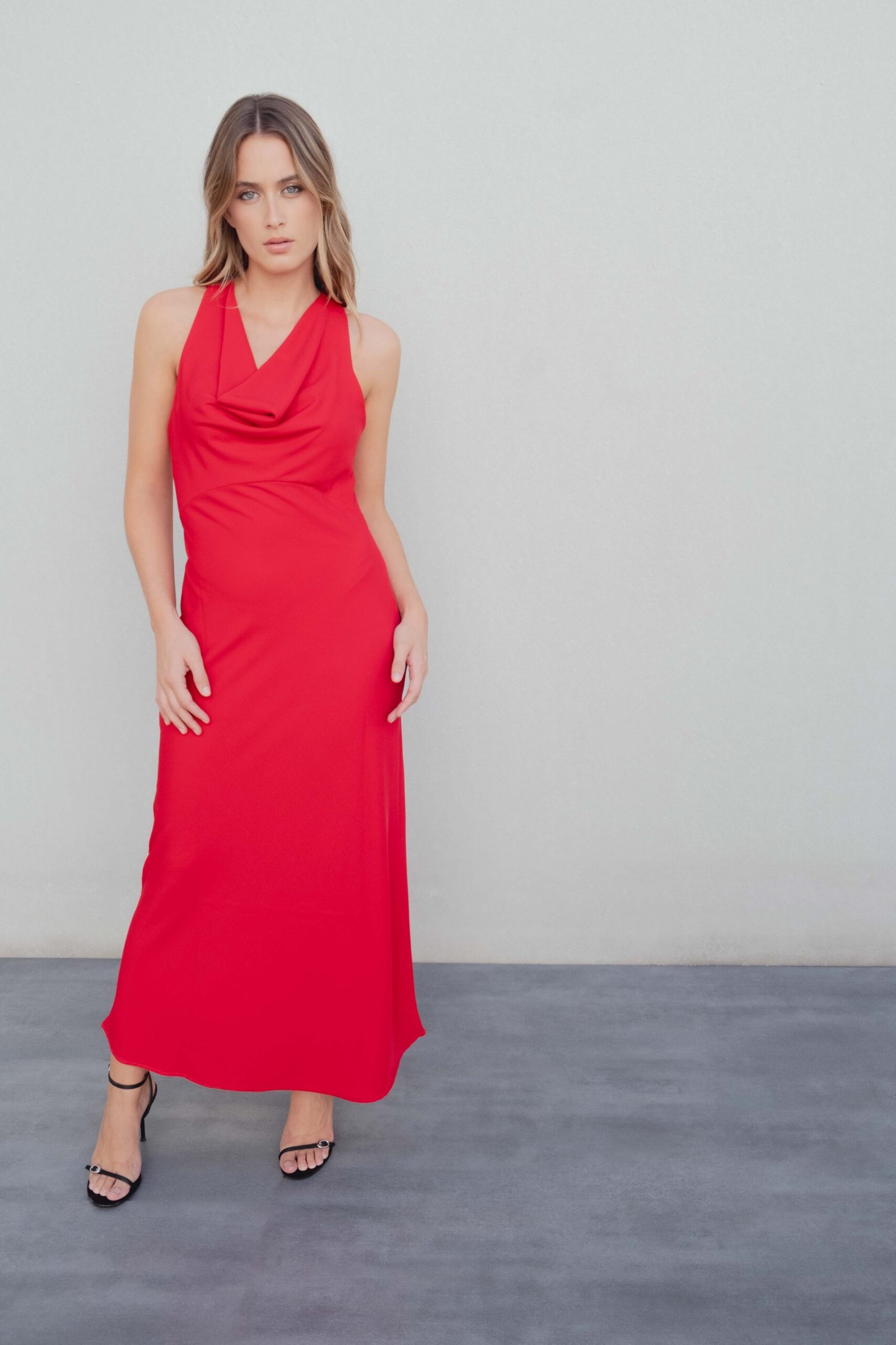 Vestido color rojo aplique espalda - Imagen 3