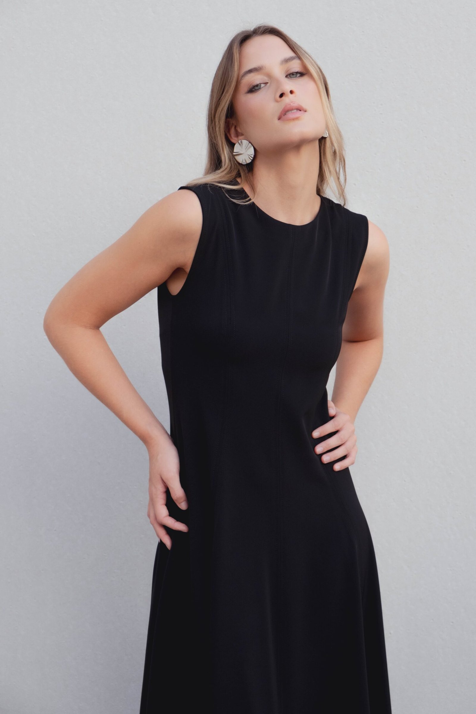 Vestido midi nesgas color negro - Imagen 3