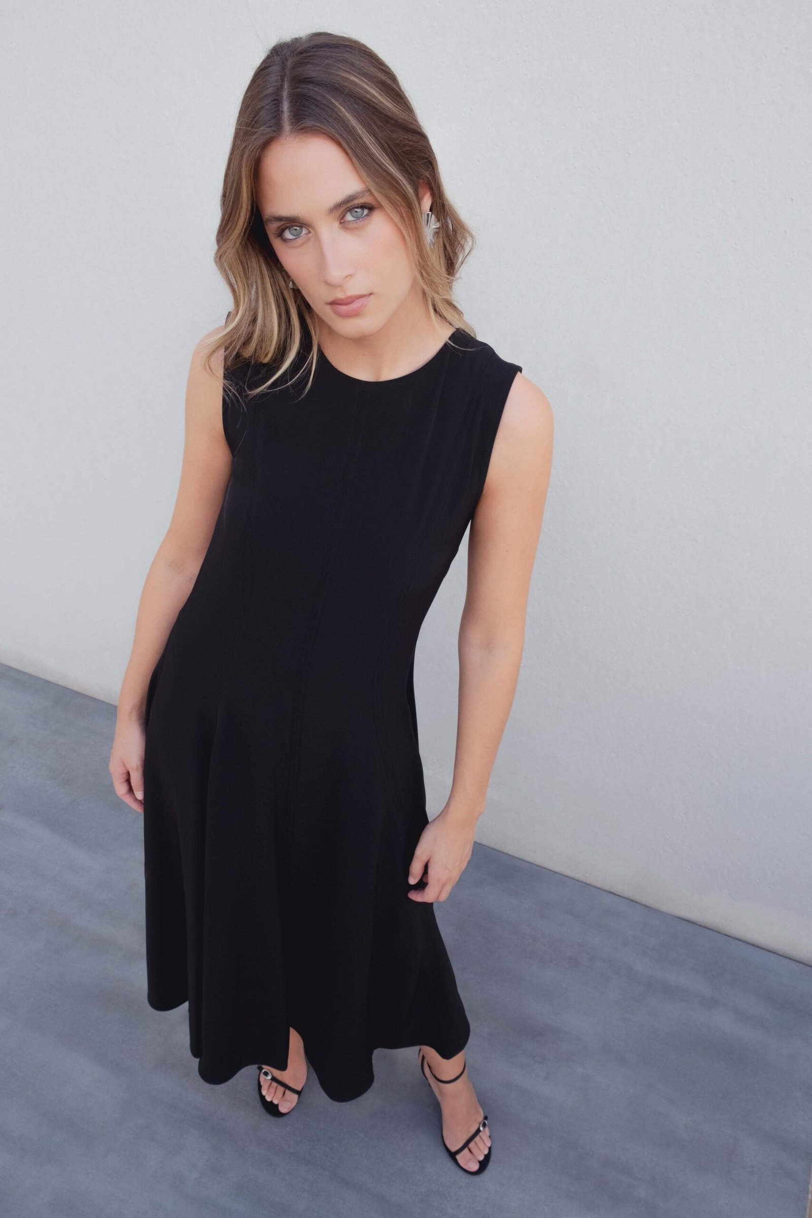 Vestido midi nesgas color negro - Imagen 2