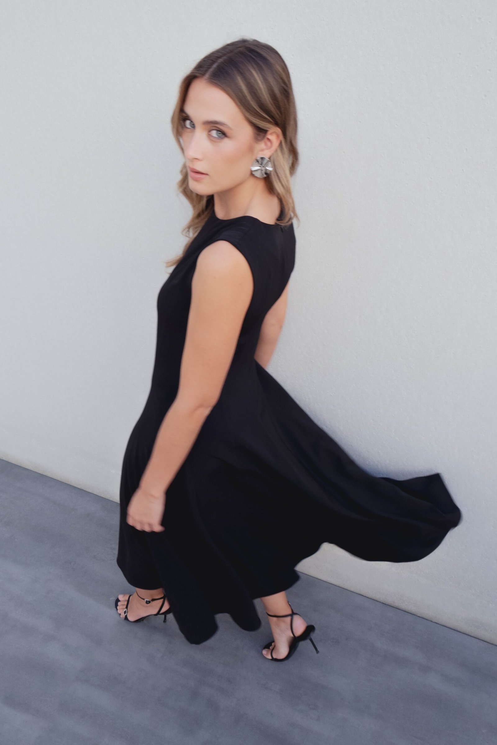 Vestido midi nesgas color negro