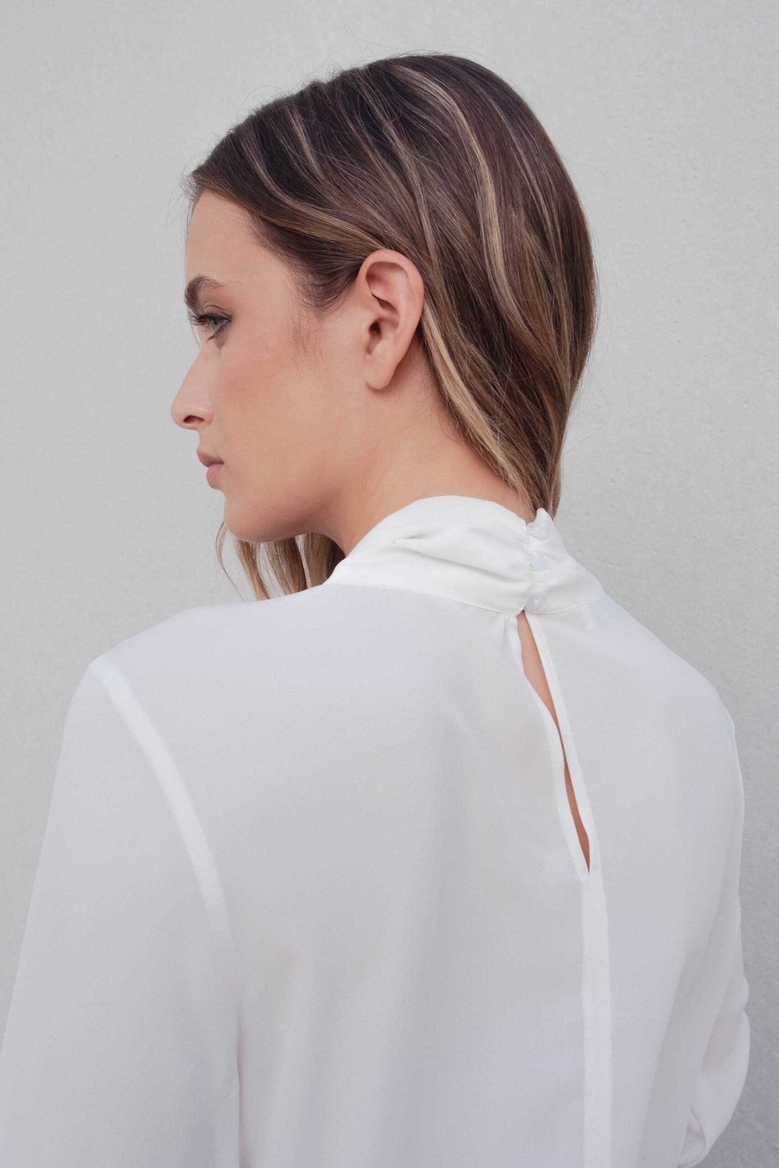 Blusa color crudo lazada cuello - Imagen 4