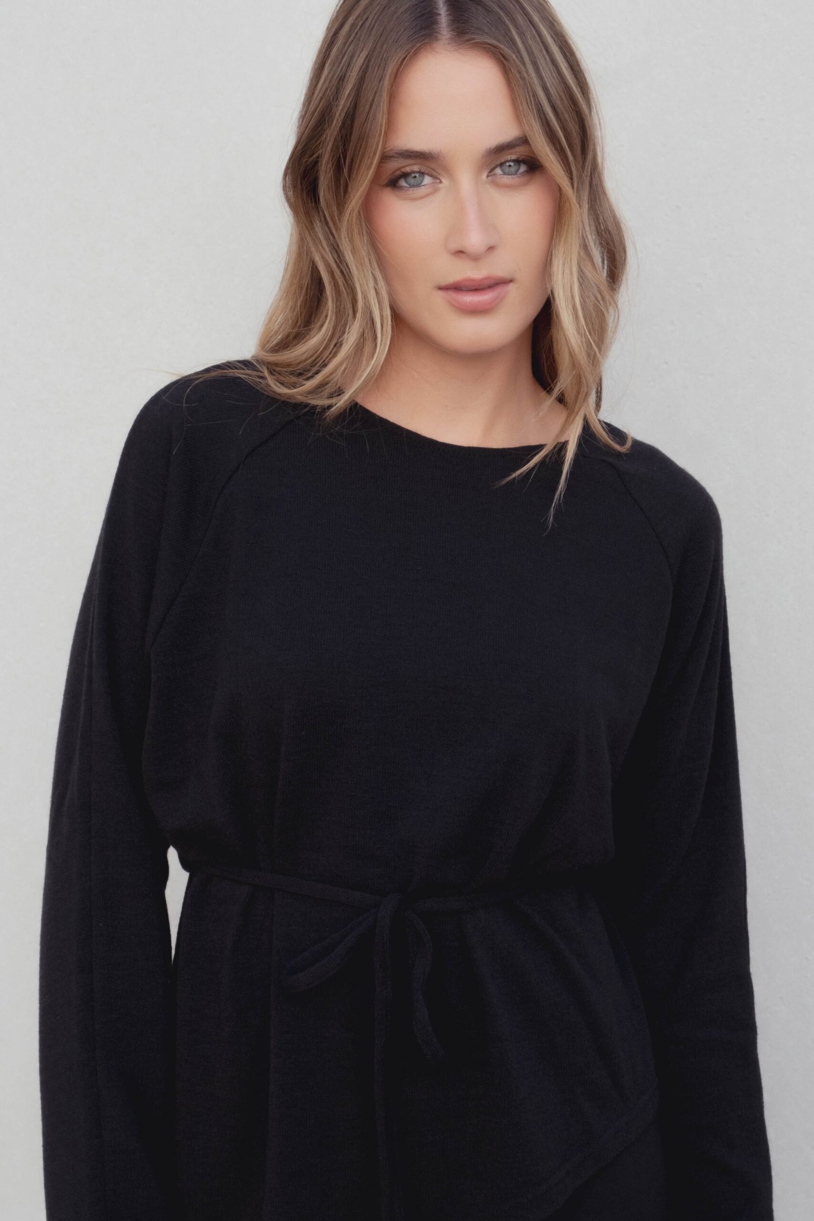Jersey fluido con cinturón - Negro