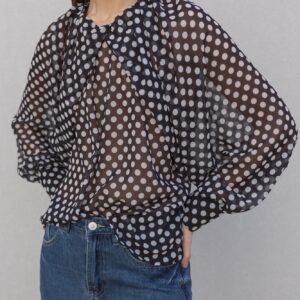 Blusa color negro lunares