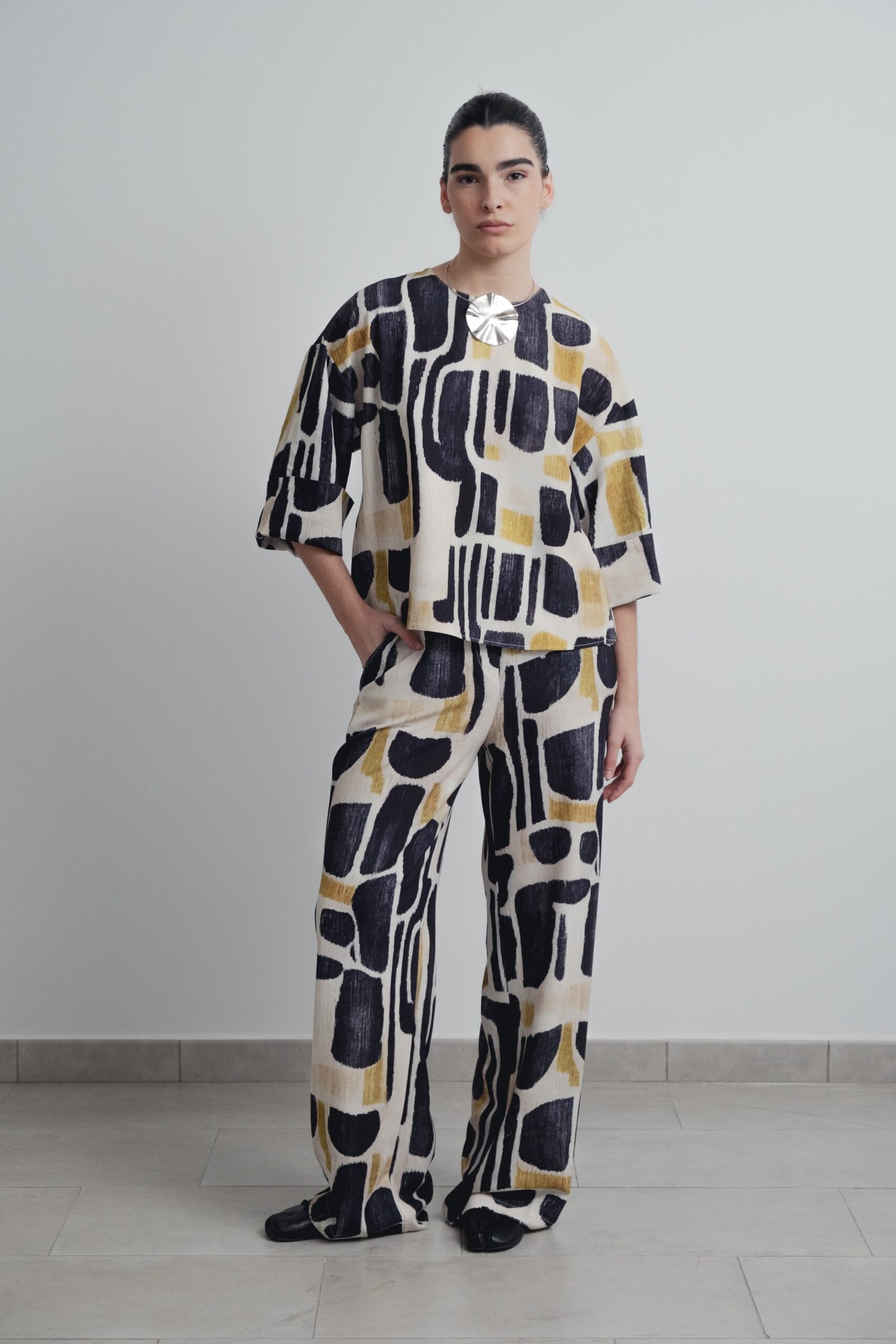 Blusa estampada color negro - Imagen 2