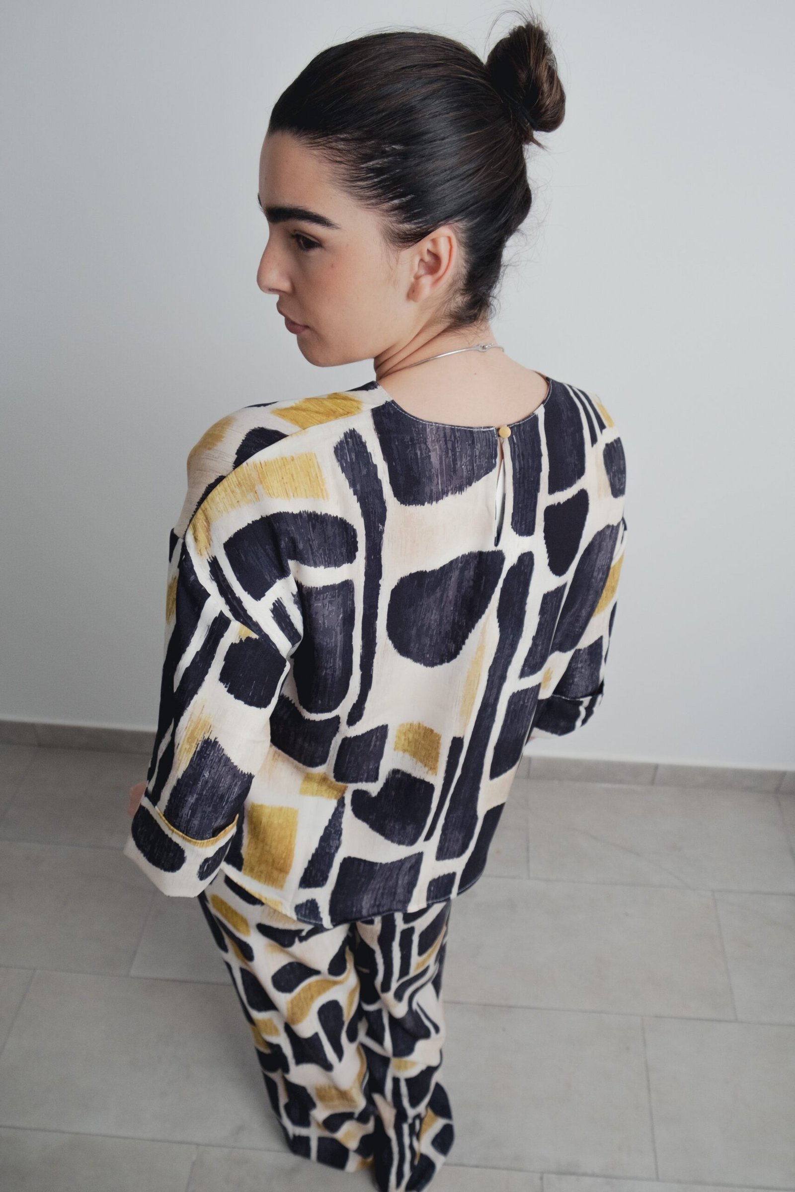 Blusa estampada color negro - Imagen 5
