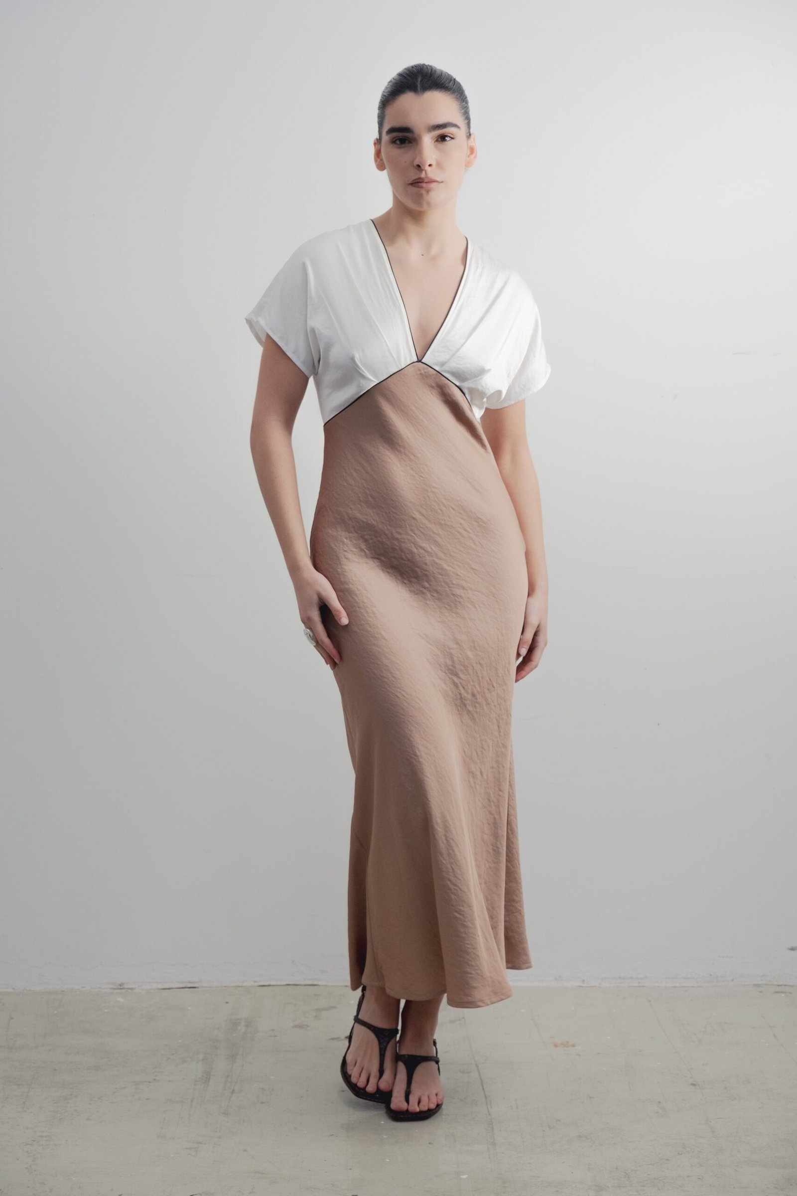 Vestido beige satinado vivos contraste