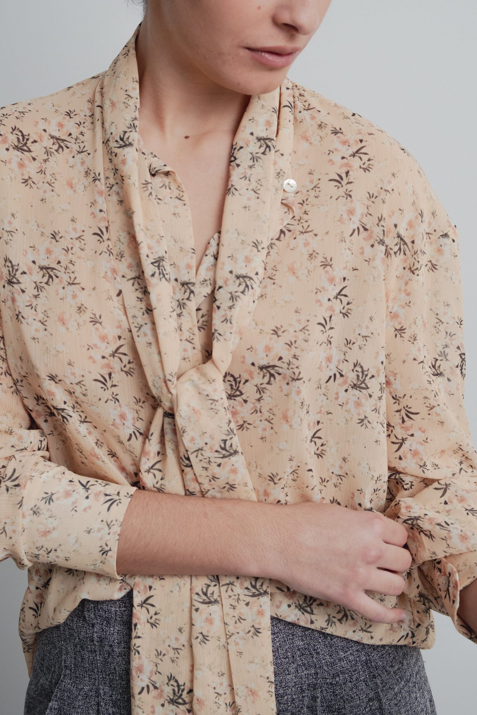 Camisa estampada lazada color amarillo - Imagen 3