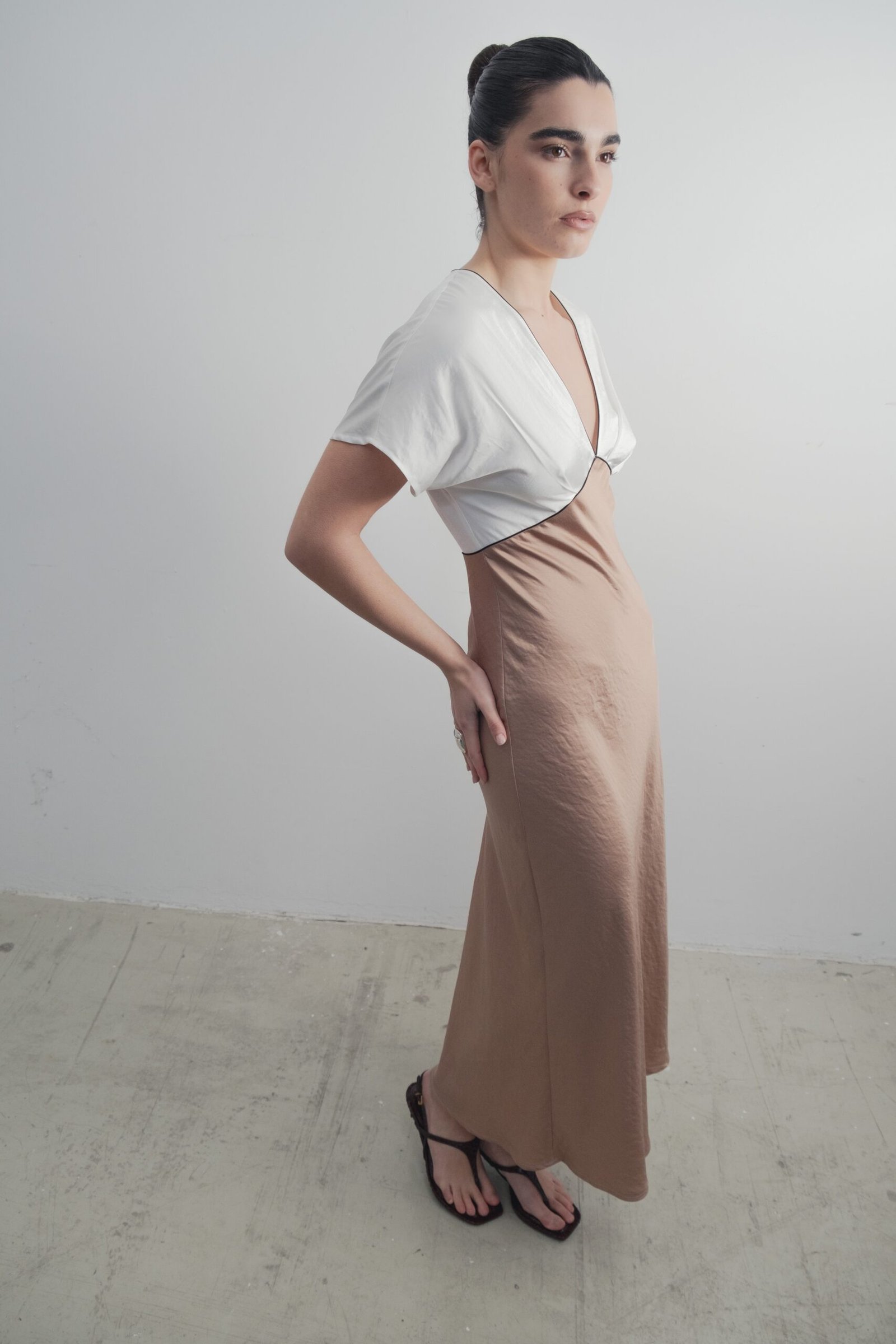 Vestido beige satinado vivos contraste - Imagen 2