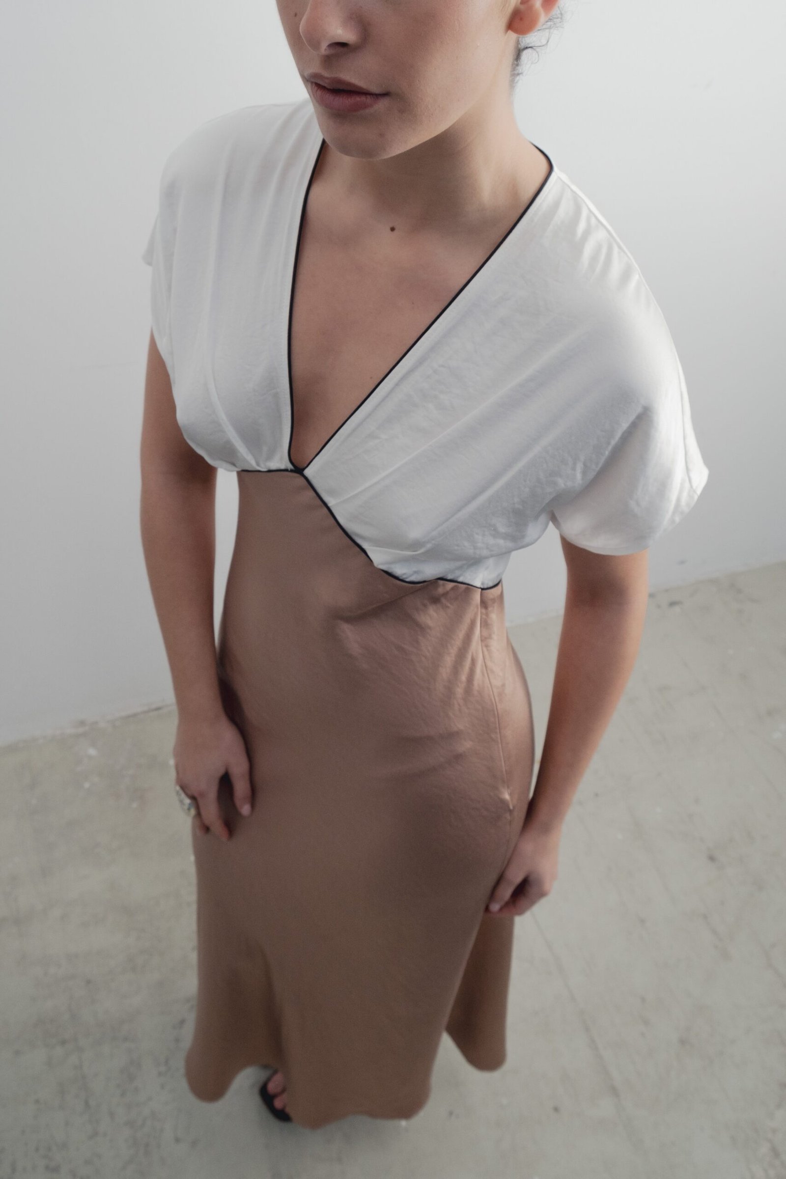 Vestido beige satinado vivos contraste - Imagen 4
