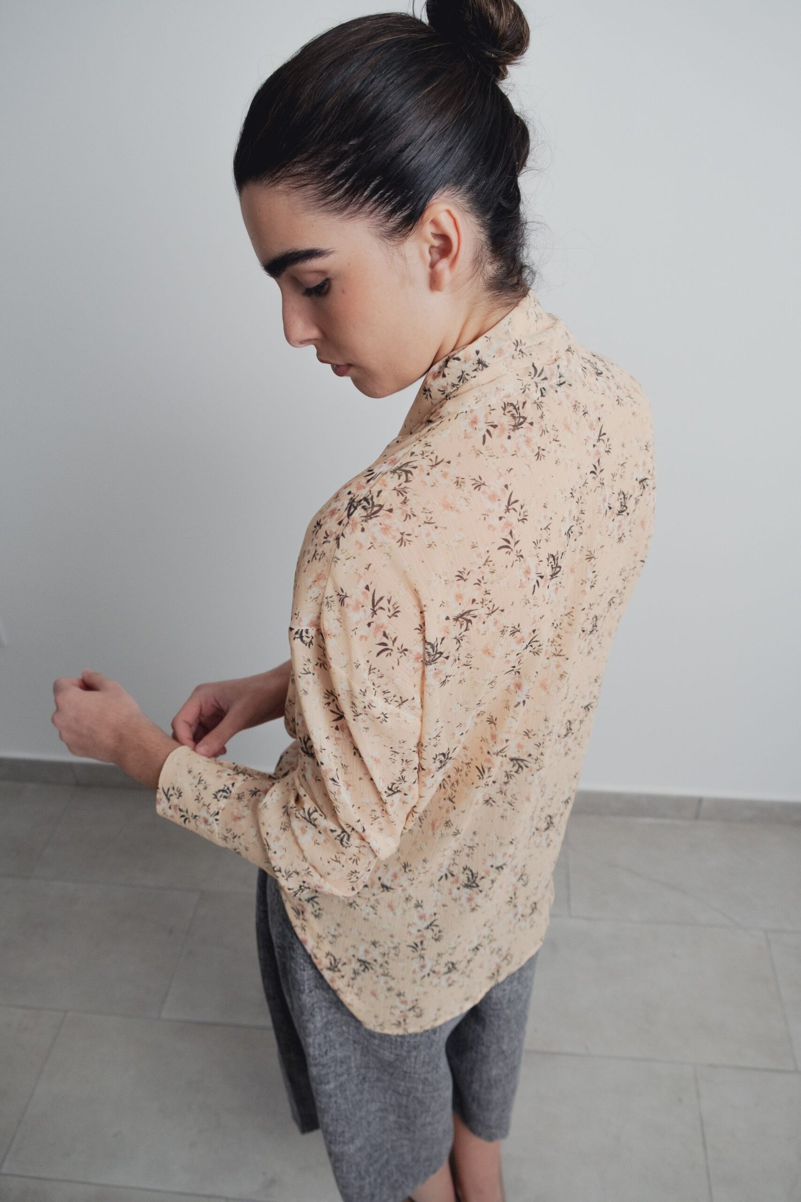 Camisa estampada lazada color amarillo - Imagen 5
