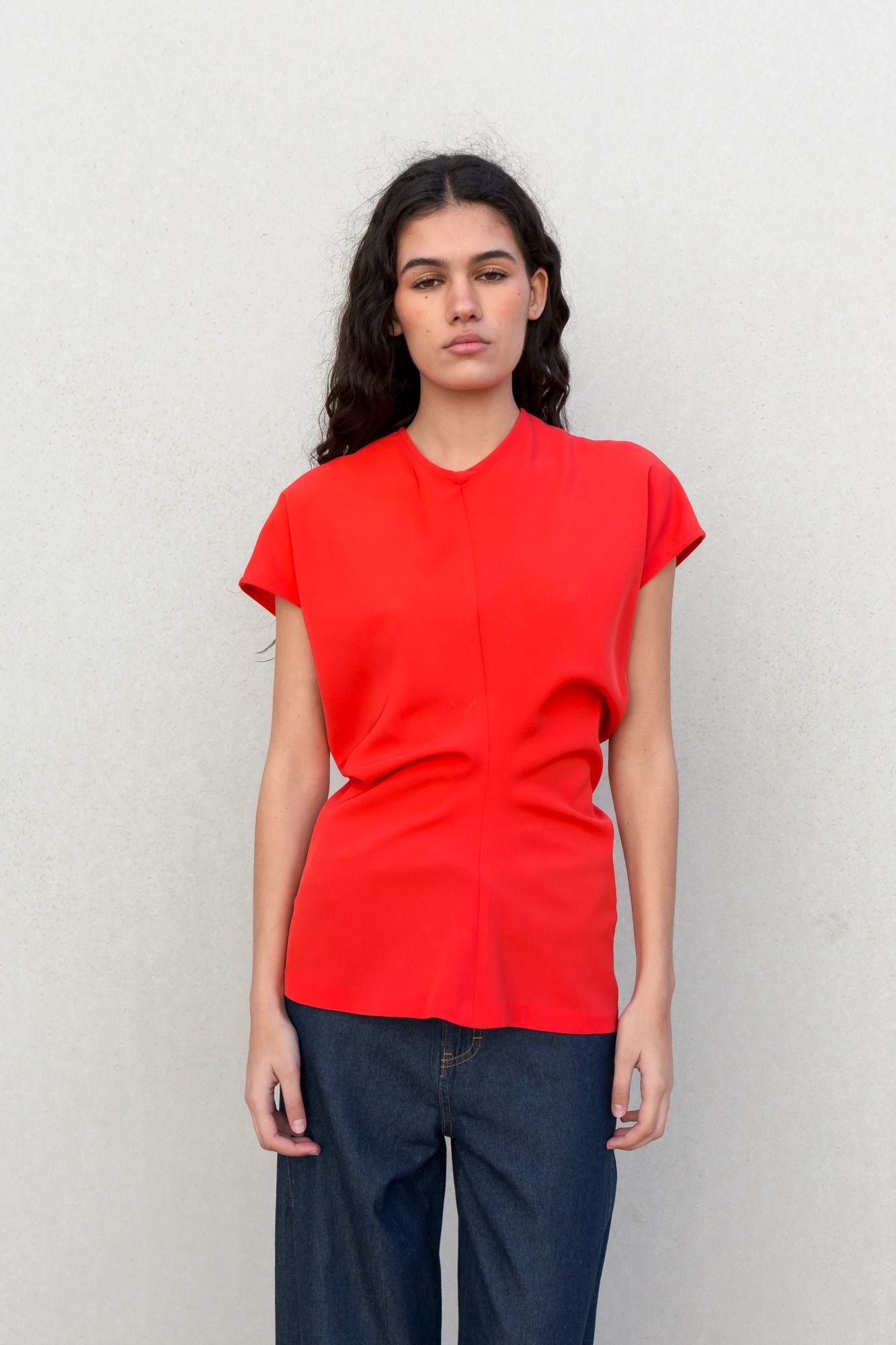 Blusa frunce color rojo - Imagen 2