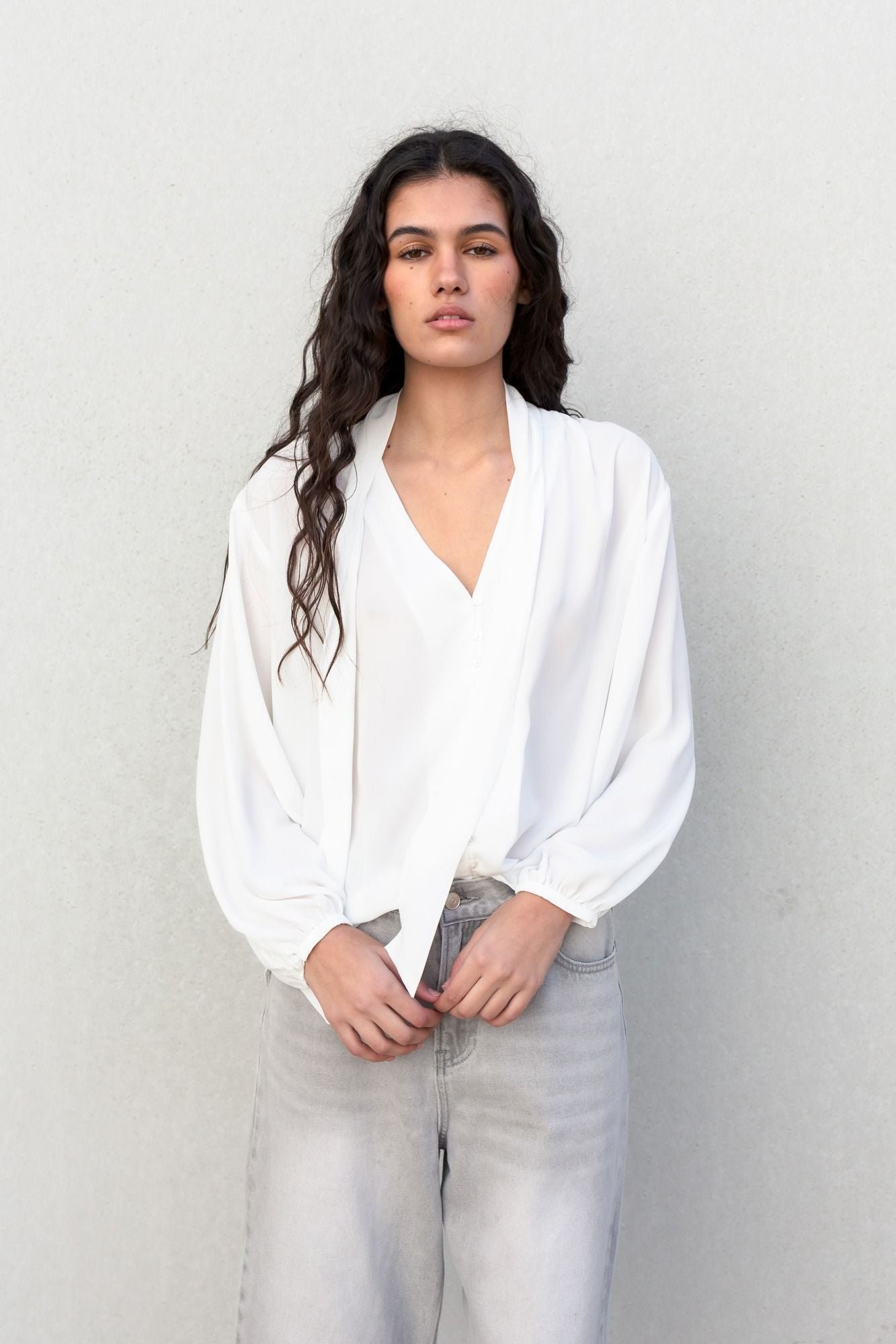 Blusa fluida color crudo - Imagen 6