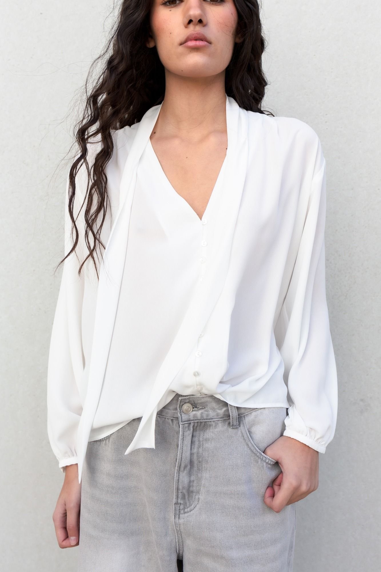 Blusa fluida color crudo - Imagen 7