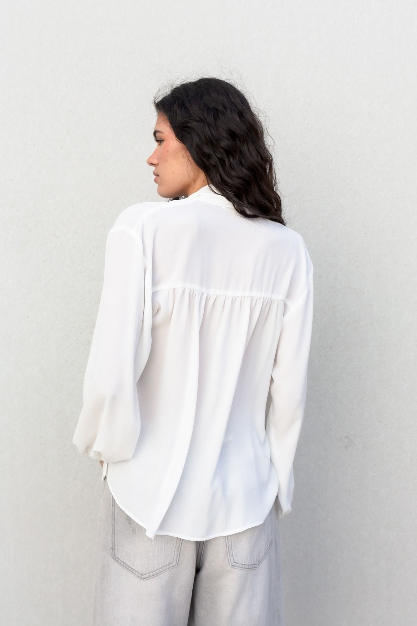 Blusa fluida color crudo - Imagen 9