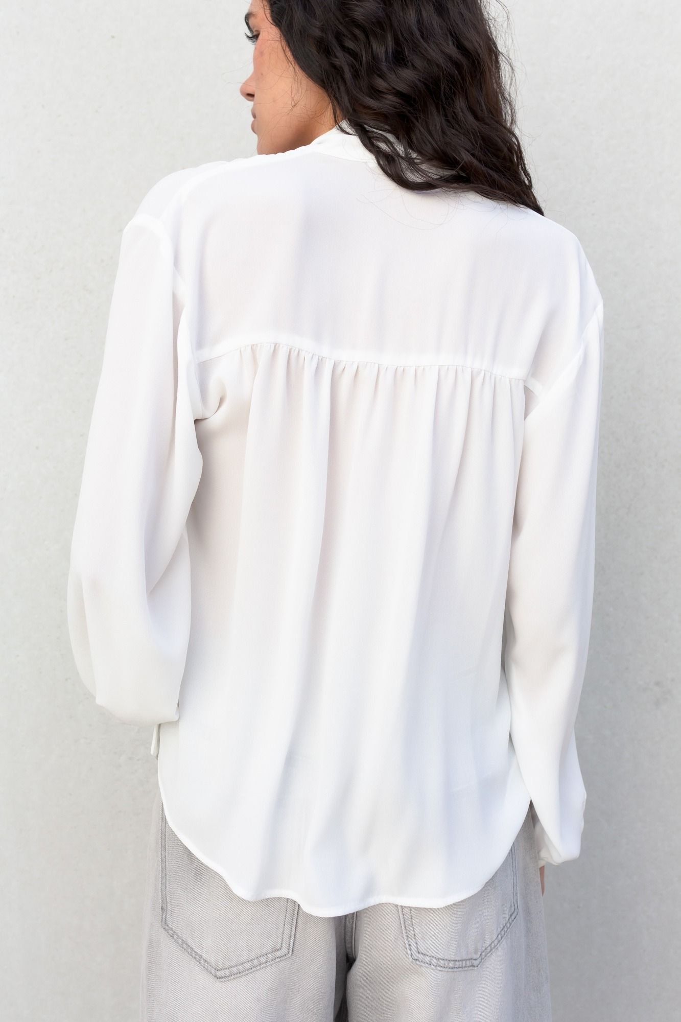 Blusa fluida color crudo - Imagen 10