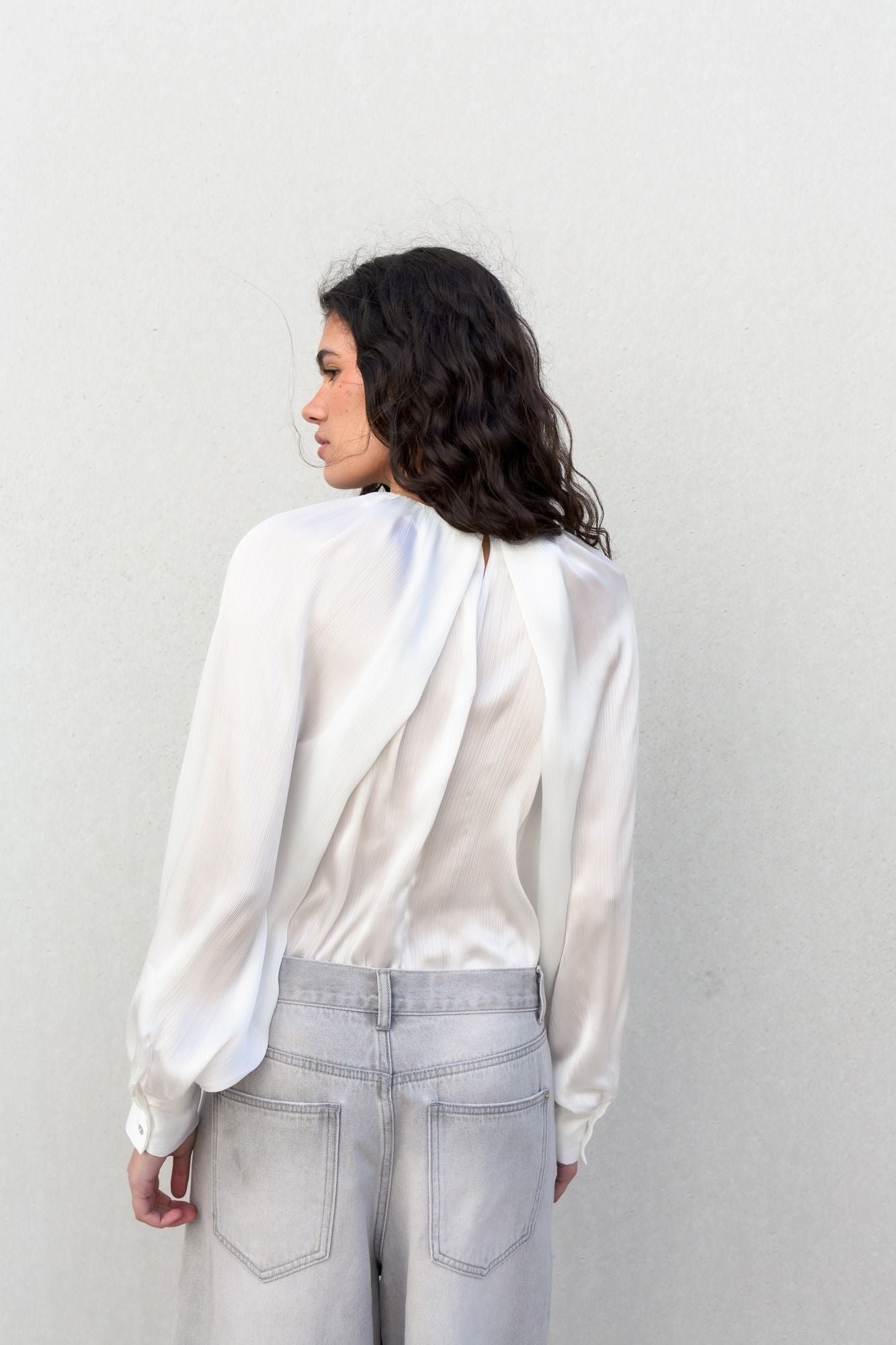 Blusa satinada color crudo - Imagen 6
