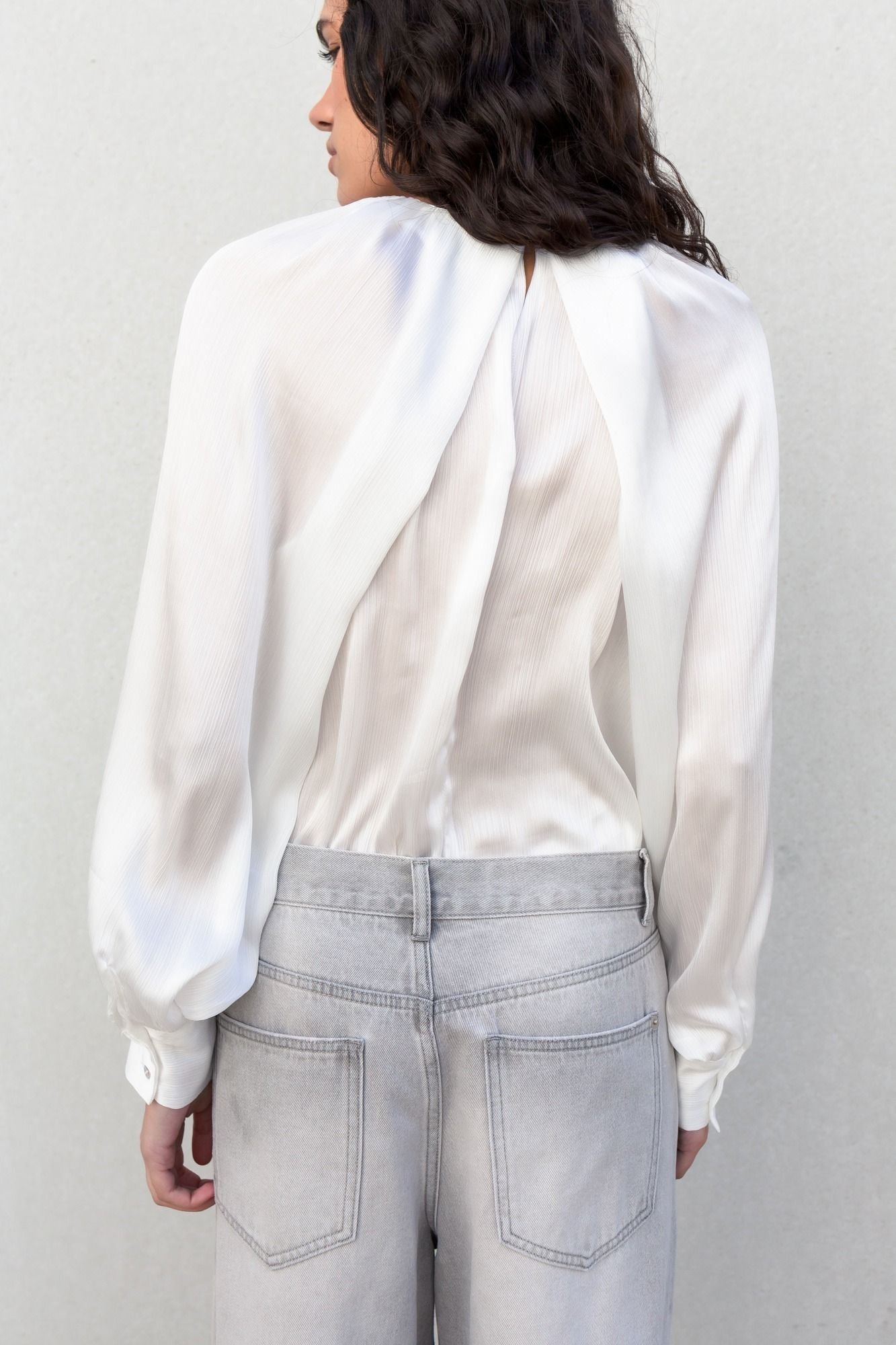 Blusa satinada color crudo - Imagen 7
